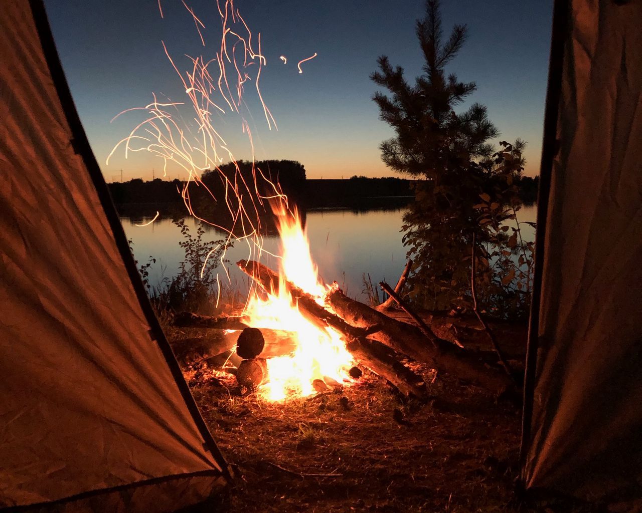 1280x1024 Download wallpaper 1280x1024 bonfire, tent, camping, night standard 5:4 HD background