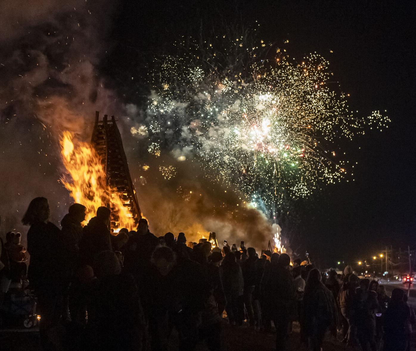 1396x1178 Photos: Christmas Eve Bonfires light the way for Papa Noel