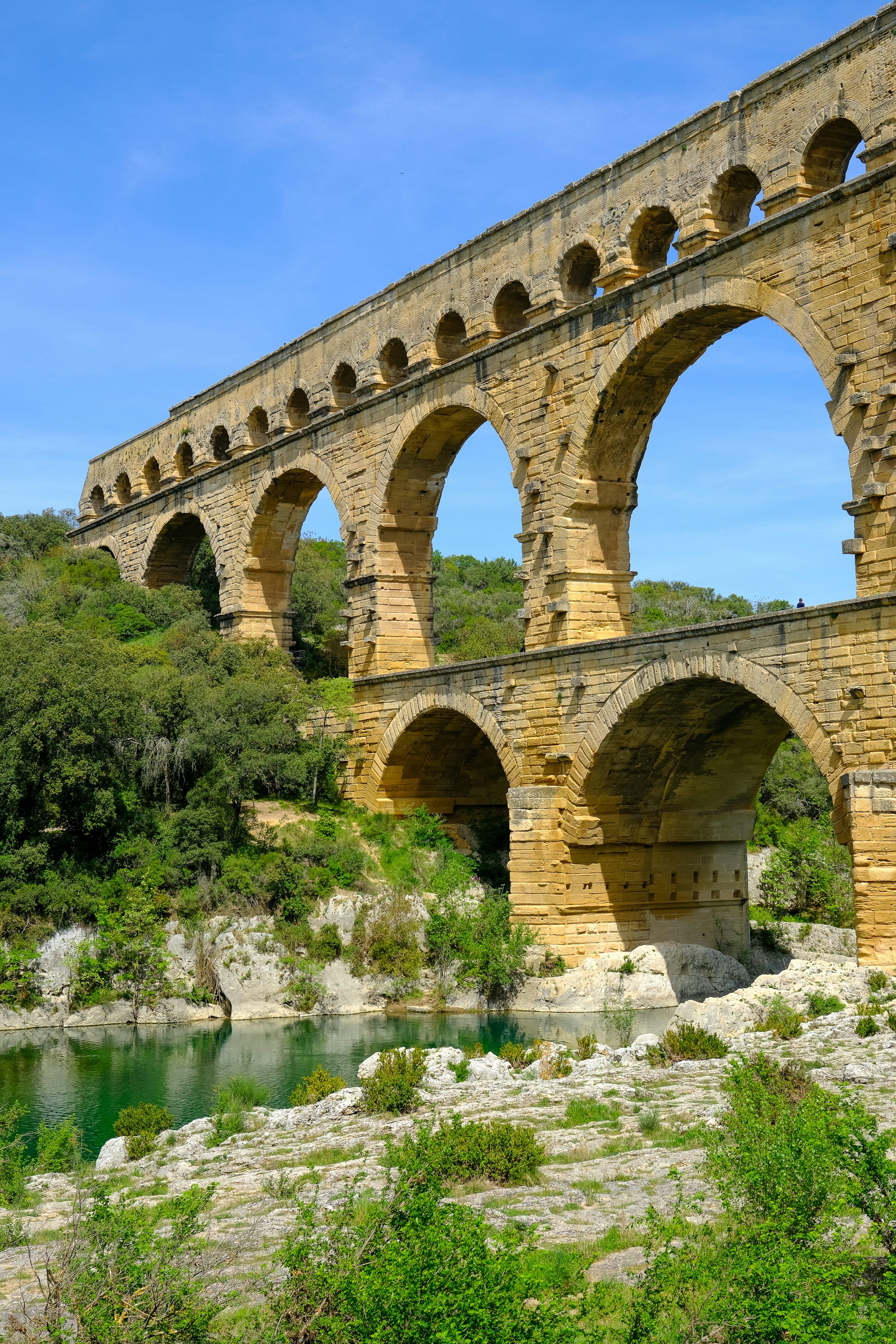 3000x4500 Ancient roman aqueduct with arches and lush greenery