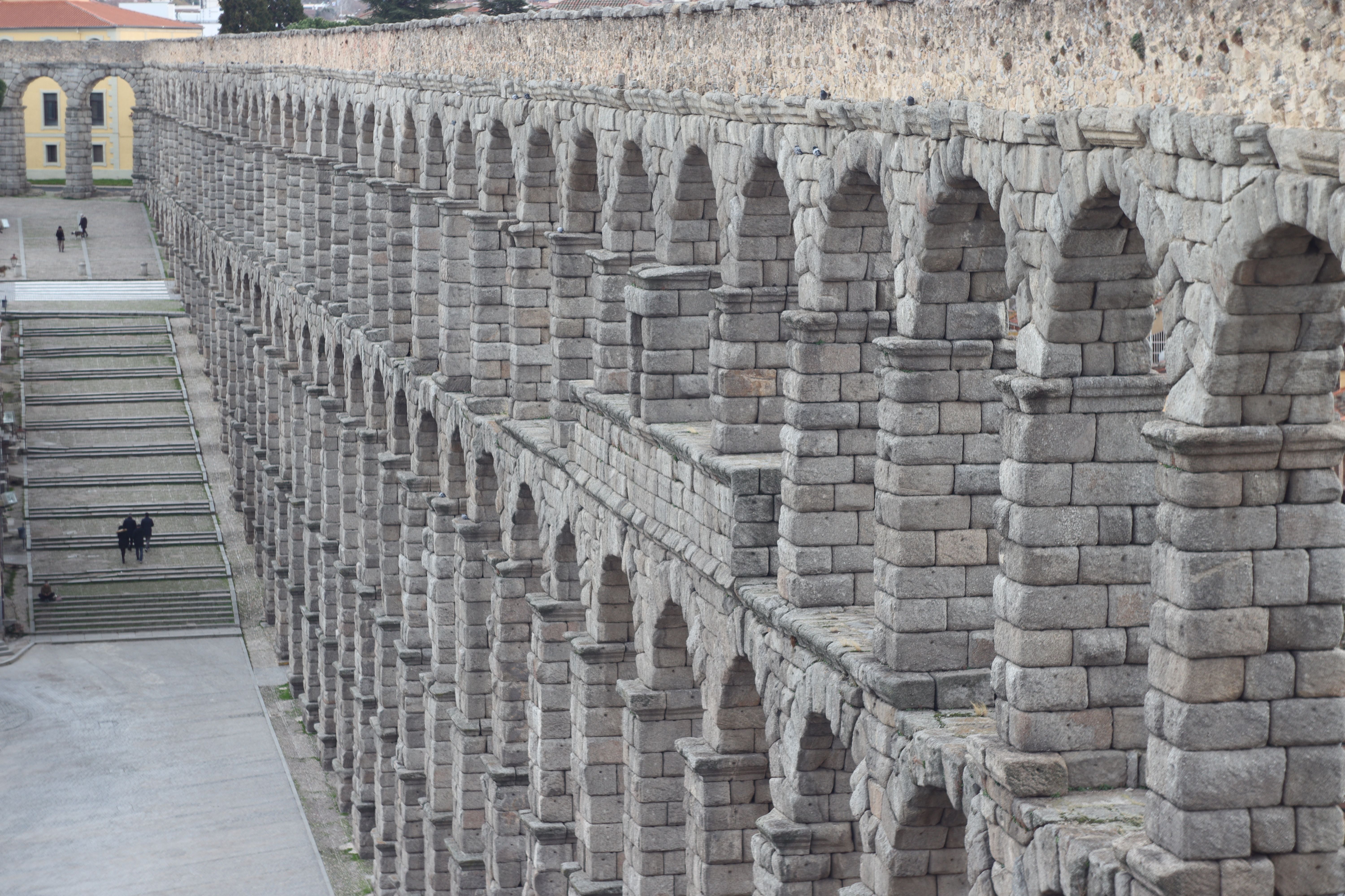 6000x4000 Historic Roman Aqueduct in Segovia, Spain · Free