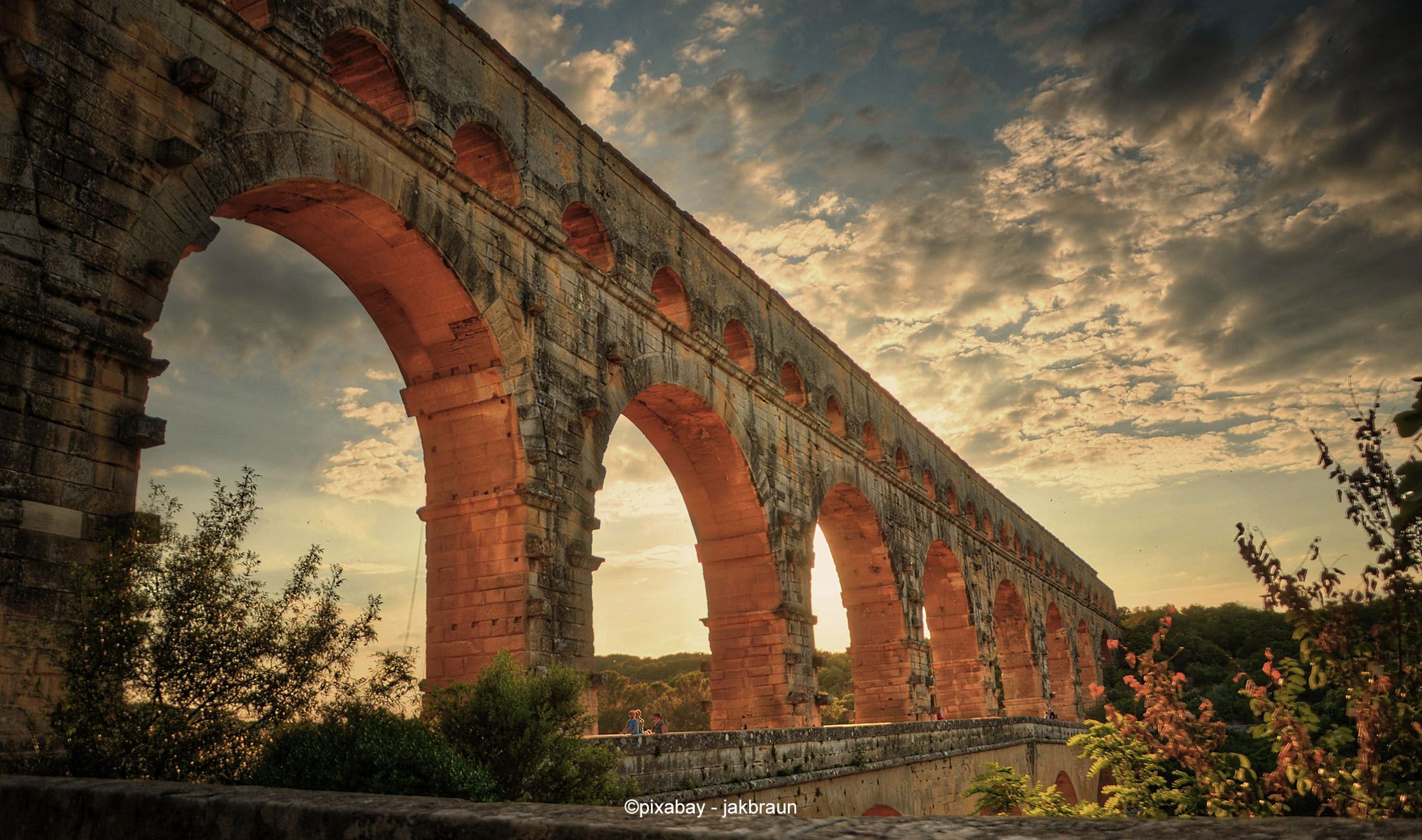2200x1300 Pont du Gard by Bike: 000 Years of History