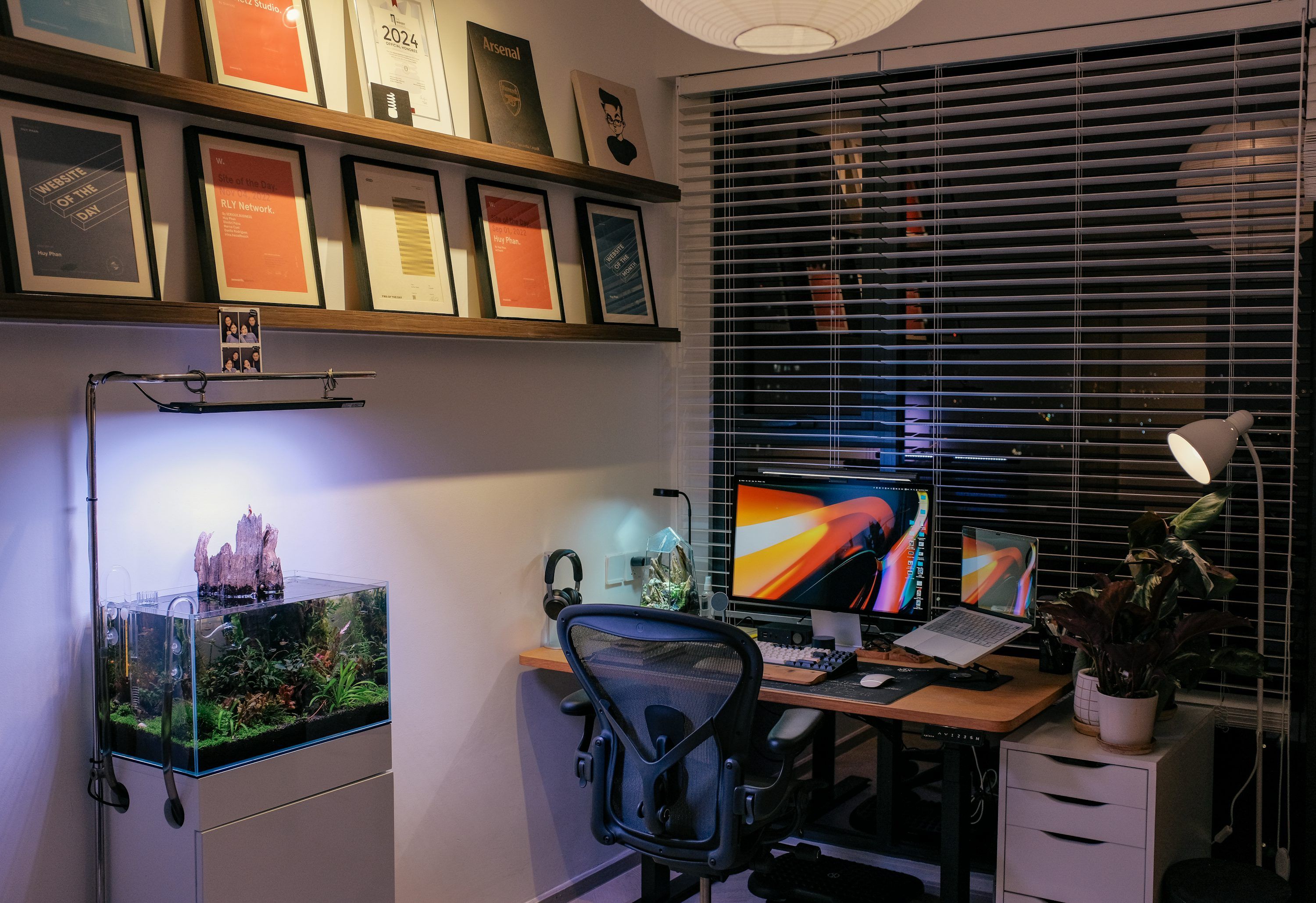 3000x2059 Cozy home office with a desk, aquarium, and art