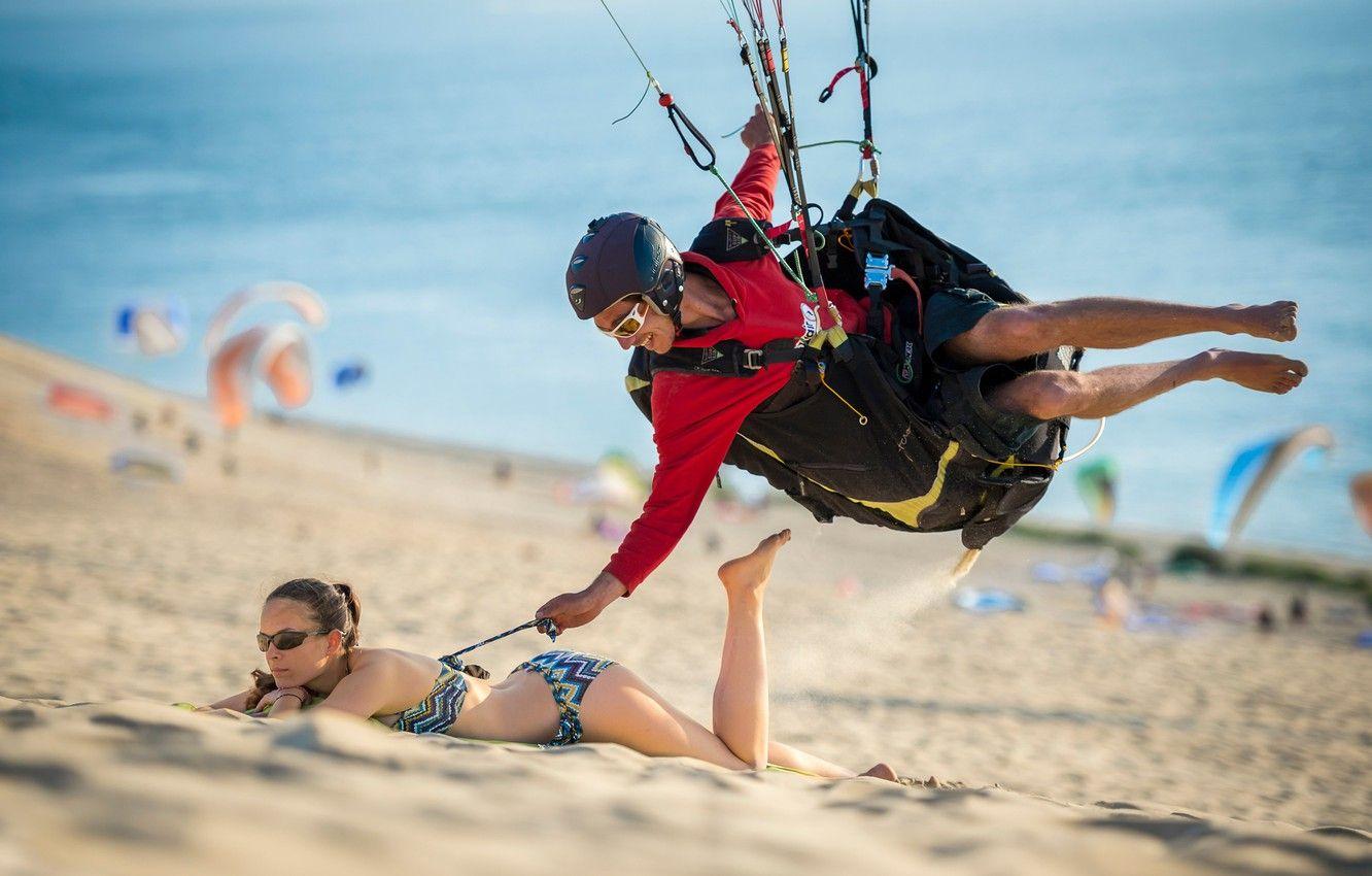 1332x850 Wallpaper Girl, sport, beach, woman, man, boy, sand, funny, situation, bikini, smiling, humor, paragliding image for desktop, section ситуации