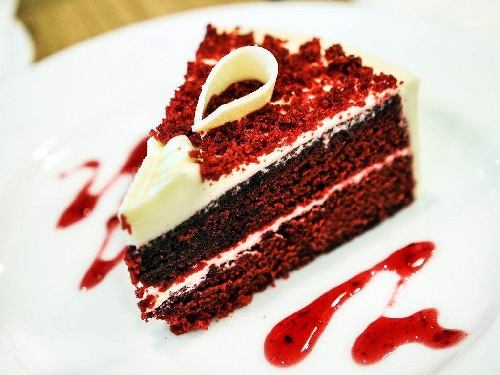 1024x768 Red feather cake'Lor Cakery