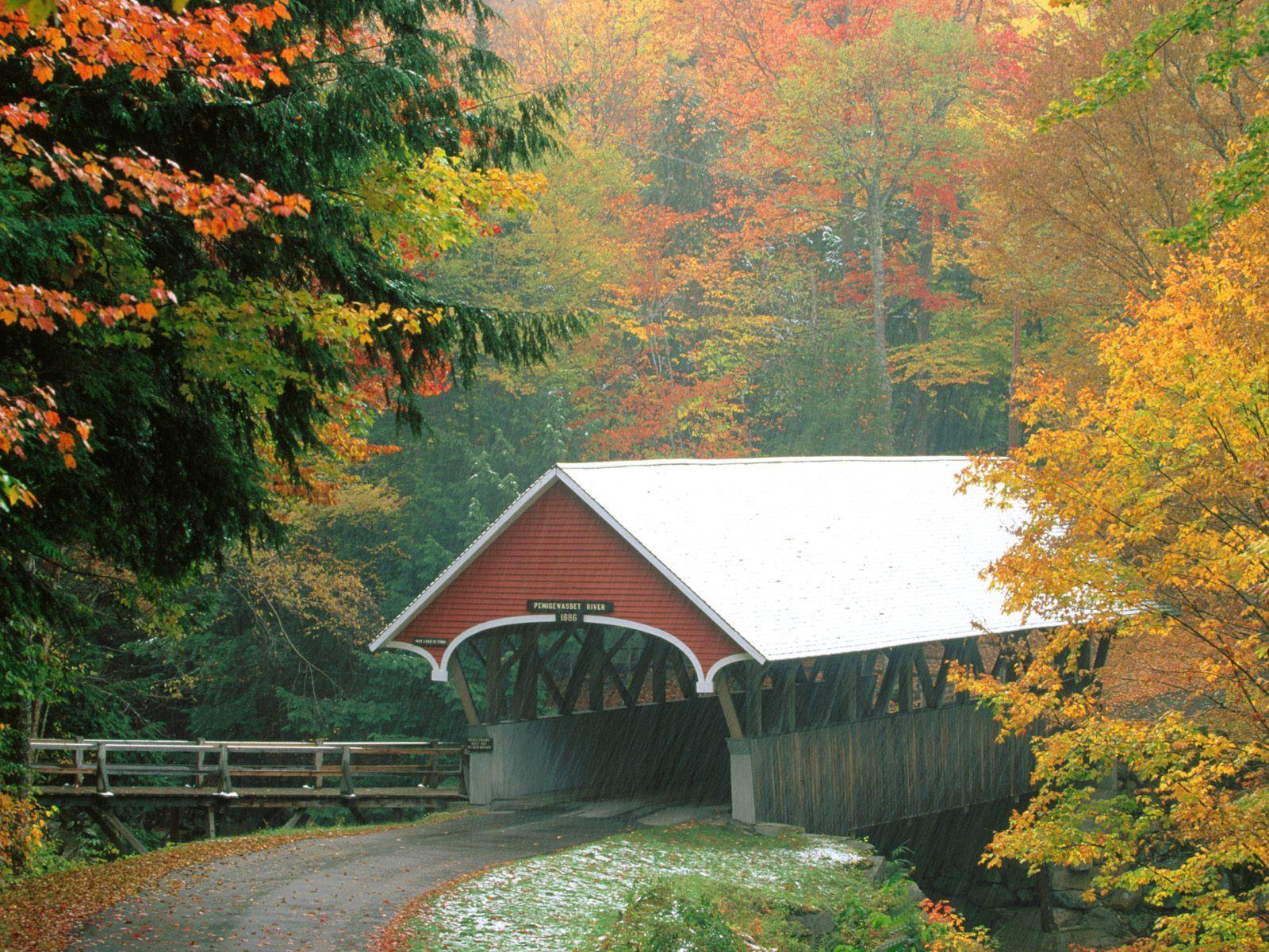 1600x1200 Fall Covered Bridge Desktop Wallpaper