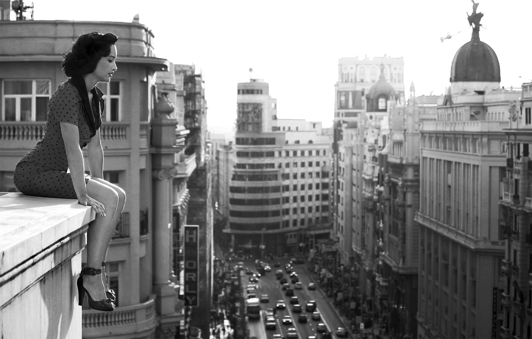 2048x1308 Black and white city wallpaper HD