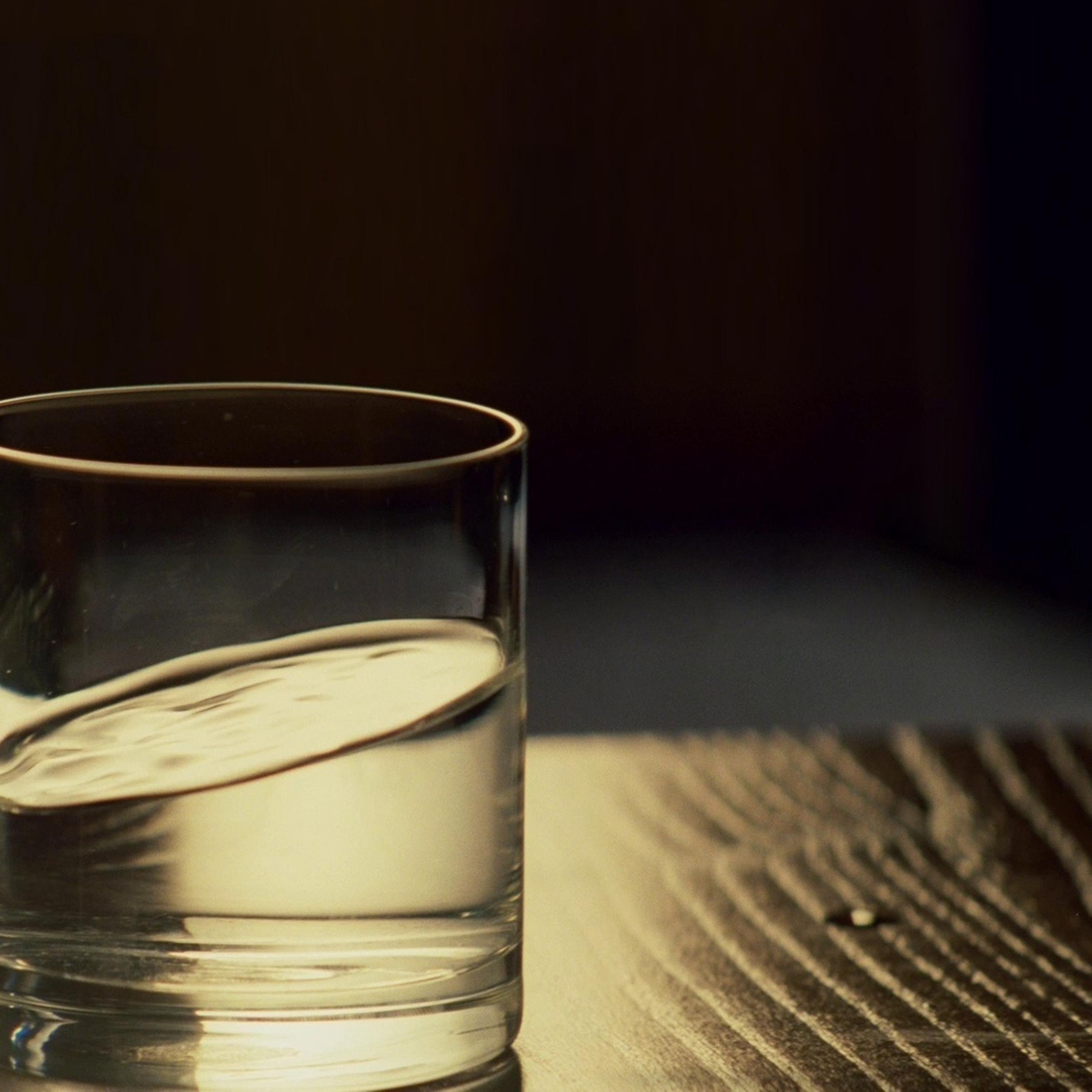 Песни стакан воды. Стакан воды. Вода на столе. Стакан воды на столе. Полупустой стакан воды.