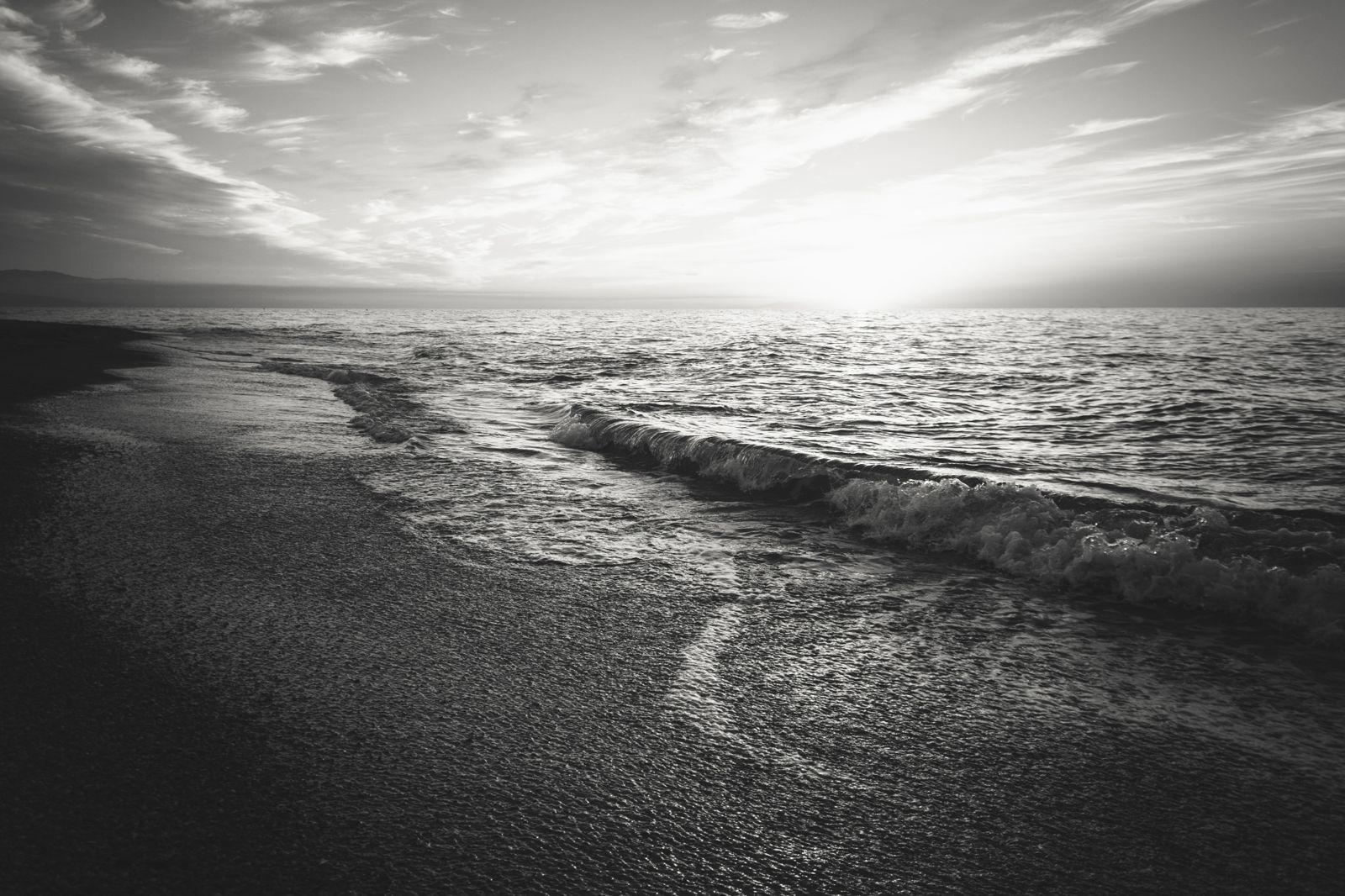 1600x1066 Black And White Wallpaper Ocean