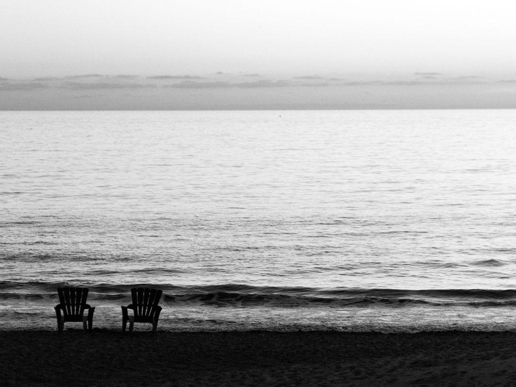 1024x768 Black and White Wallpaper for Beach House .