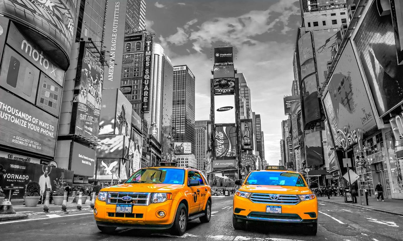1366x820 Bright Yellow Taxi in busy Downtime New York Wallpaper