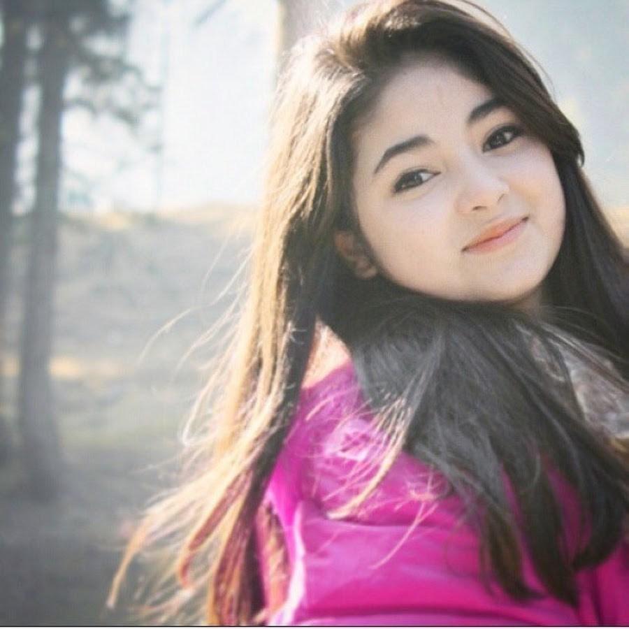 900x900 Zaira Wasim Wallpaper