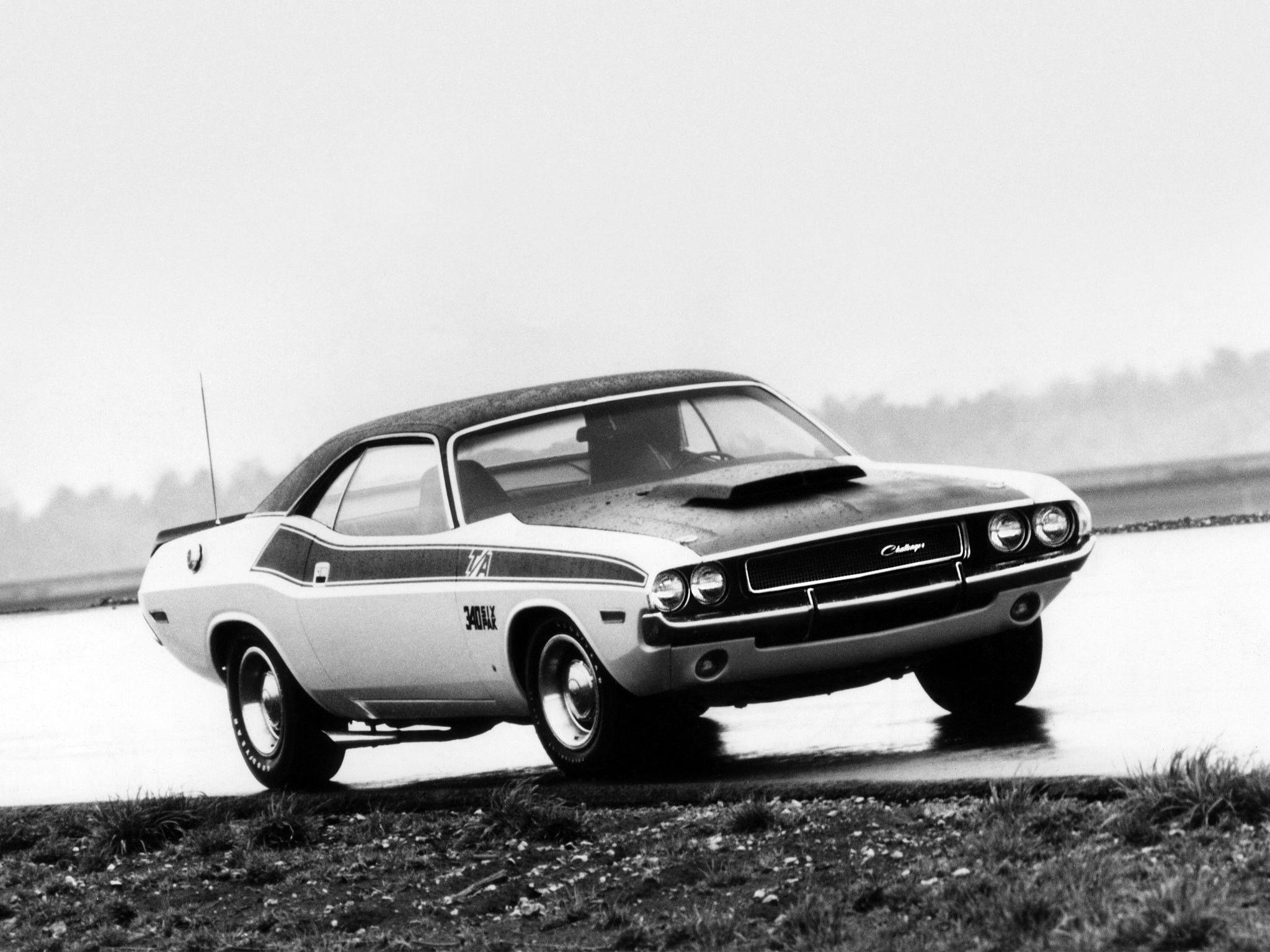 2048x1536 Vintage Dodge Challenger Wallpaper