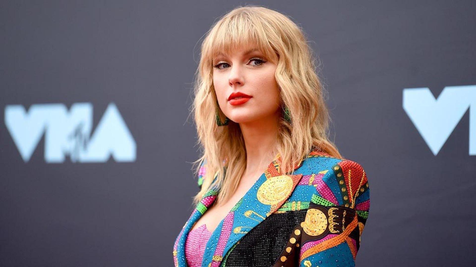 1920x1080 Celebs Support Taylor Swift In 'Ginny & Georgia' Drama
