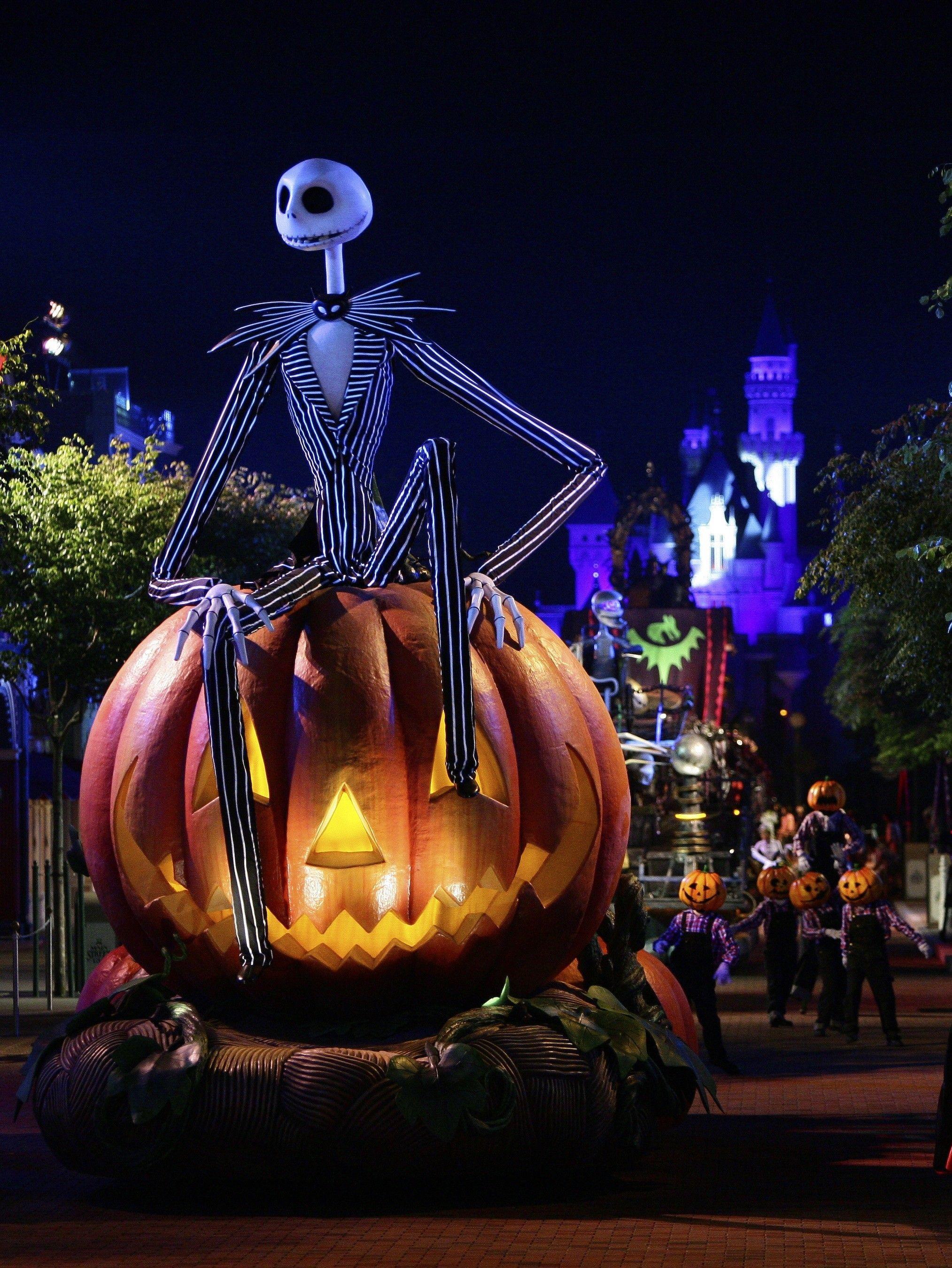 2027x2700 Disneyland Halloween Wallpaper