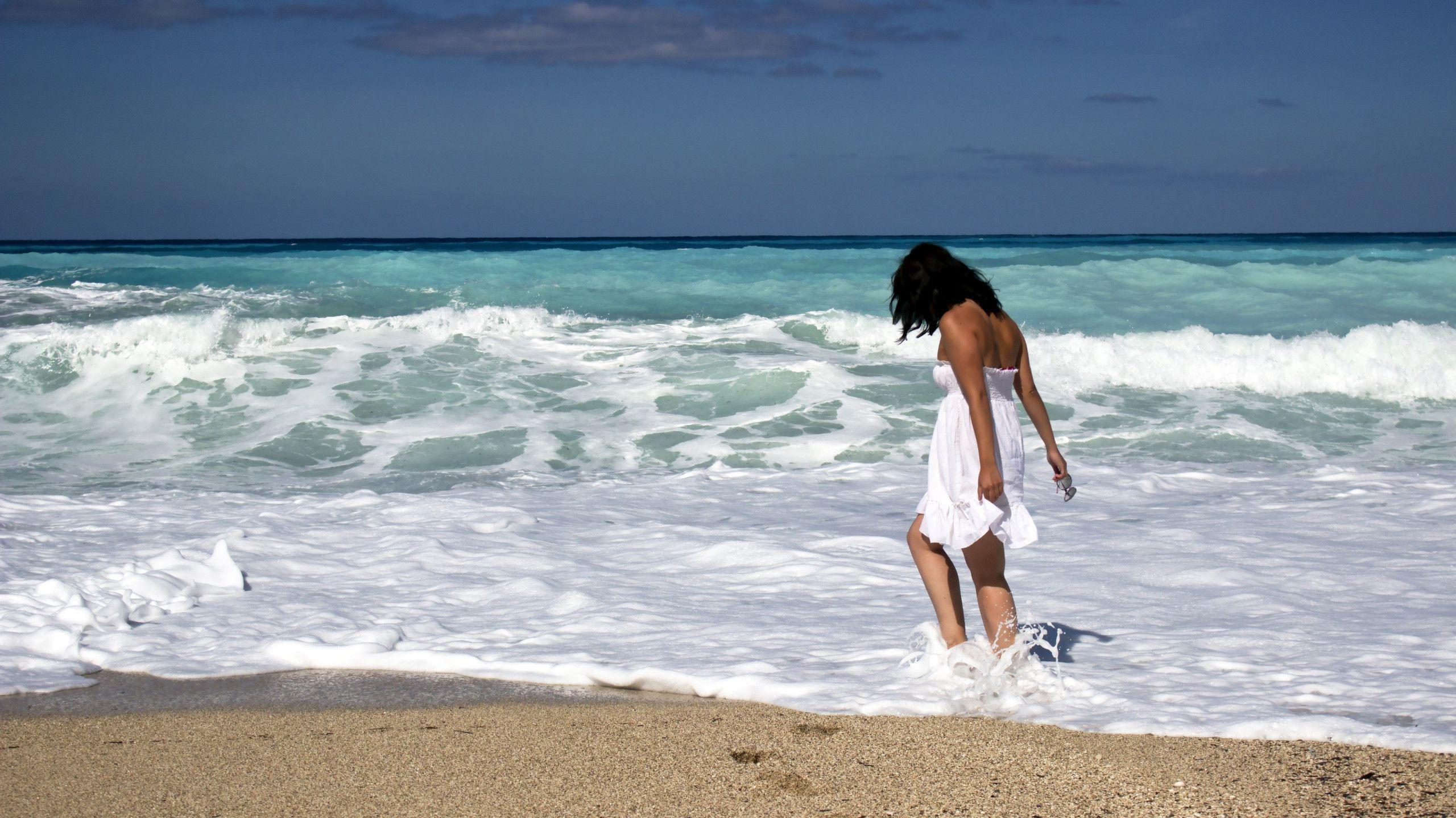2560x1440 Download wallpaper: Girl on the ocean beach 2560x1440