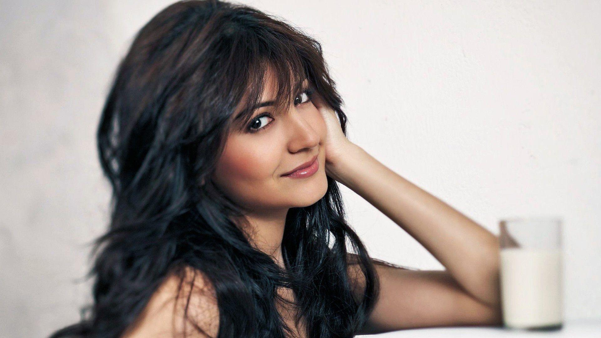 1920x1080 Anushka Sharma Smile Face Pic