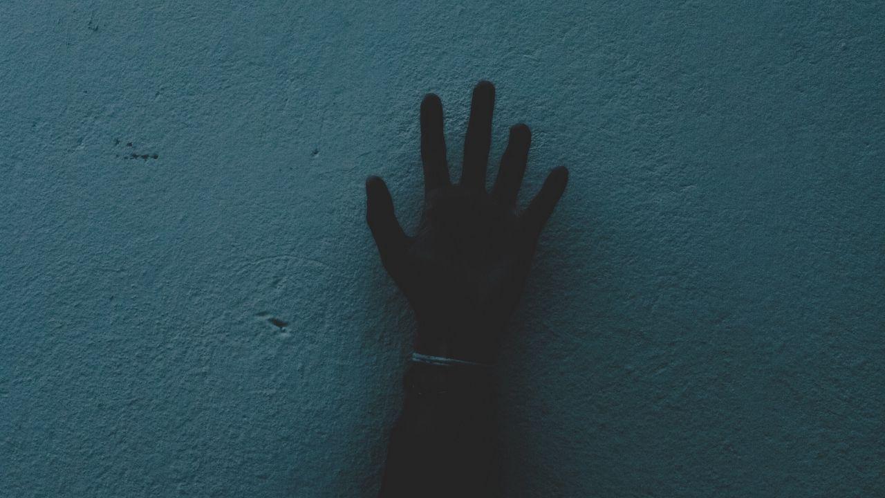 1280x720 Wallpaper wall dark hand