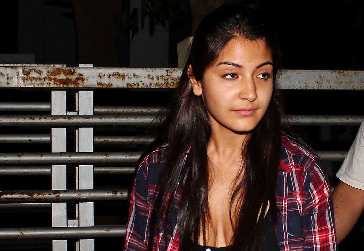 1200x826 Indian Actress Anushka Sharma Without Makeup Oily Face Photo