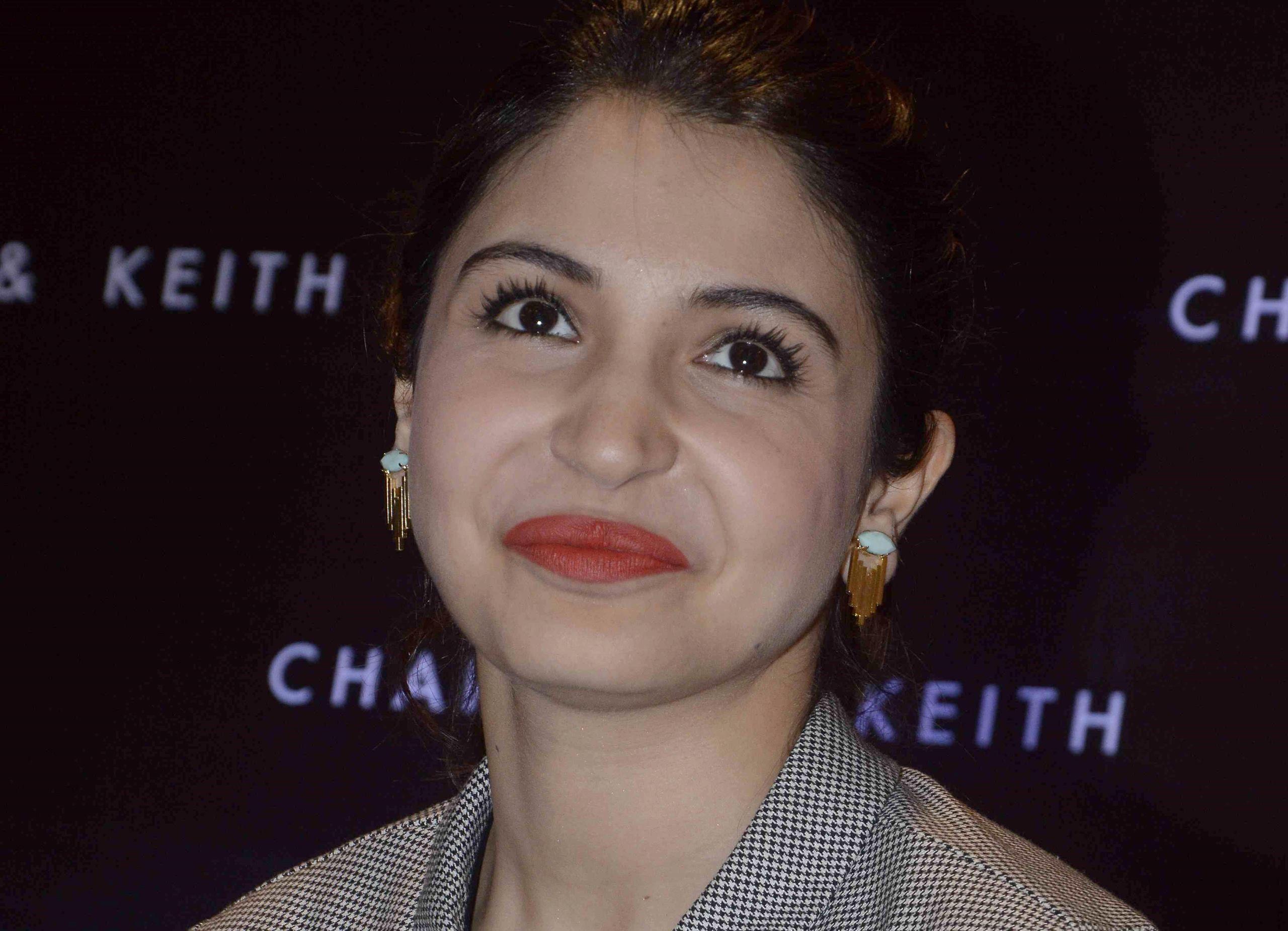 2560x1851 Anushka Sharma Smiling Lips Wallpaper