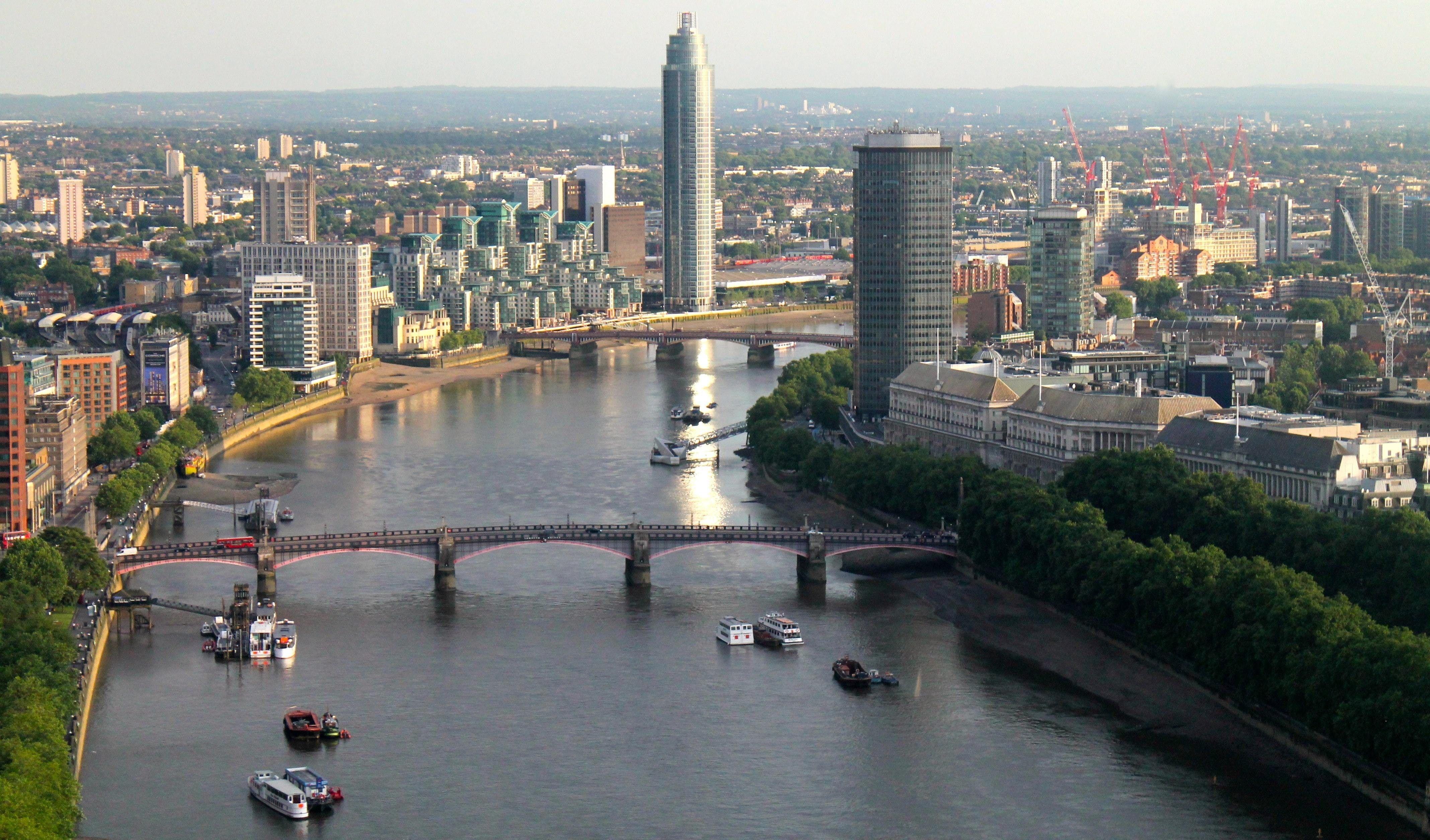 4272x2512 River Thames in England Country Wallpaper