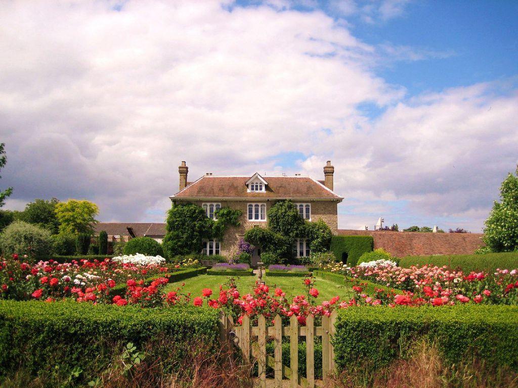 1024x768 English Countryside House HD Wallpaper