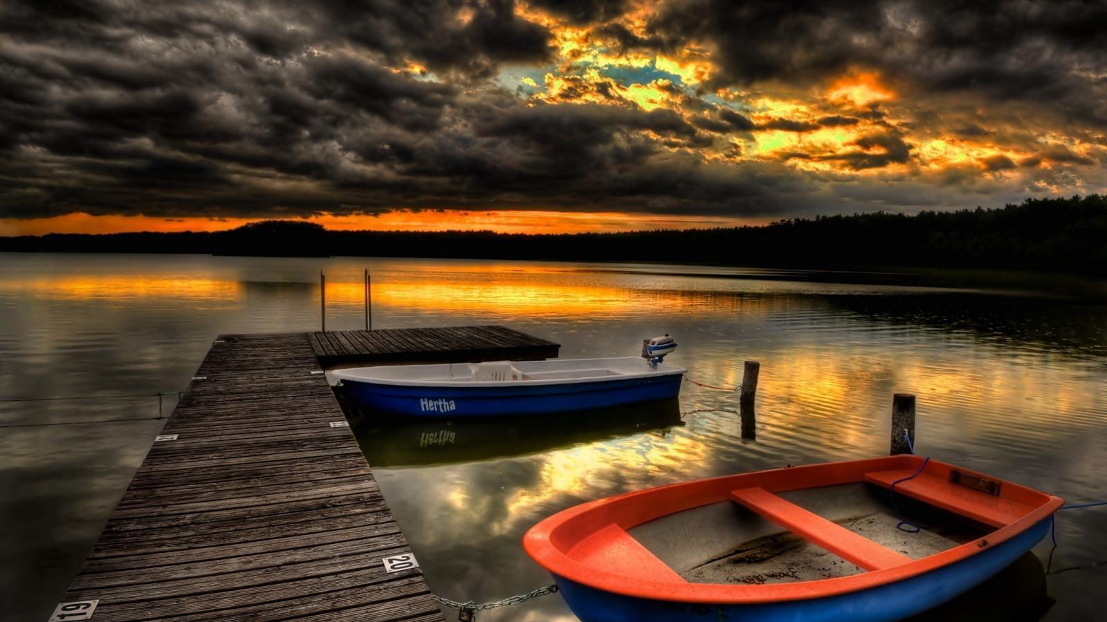 1600x900 Boat Wallpaper
