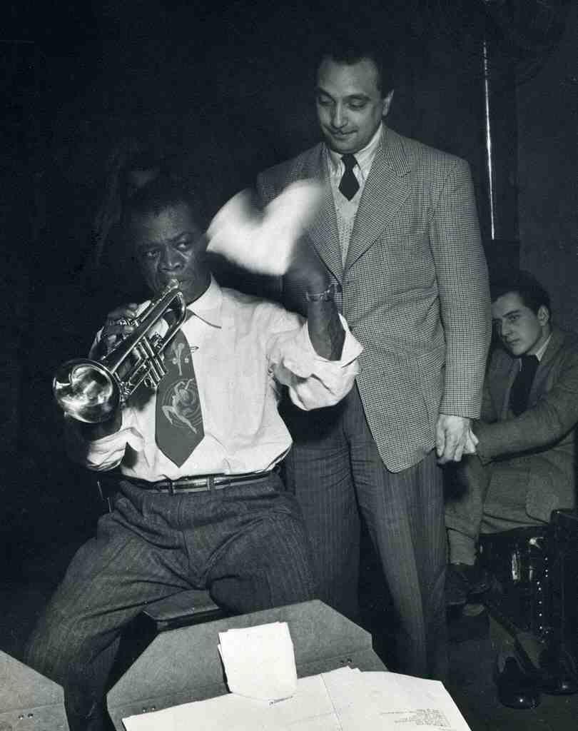 810x1024 Django Reinhardt with Louis Armstrong in 1946. Django reinhardt, Louis armstrong, Jazz music