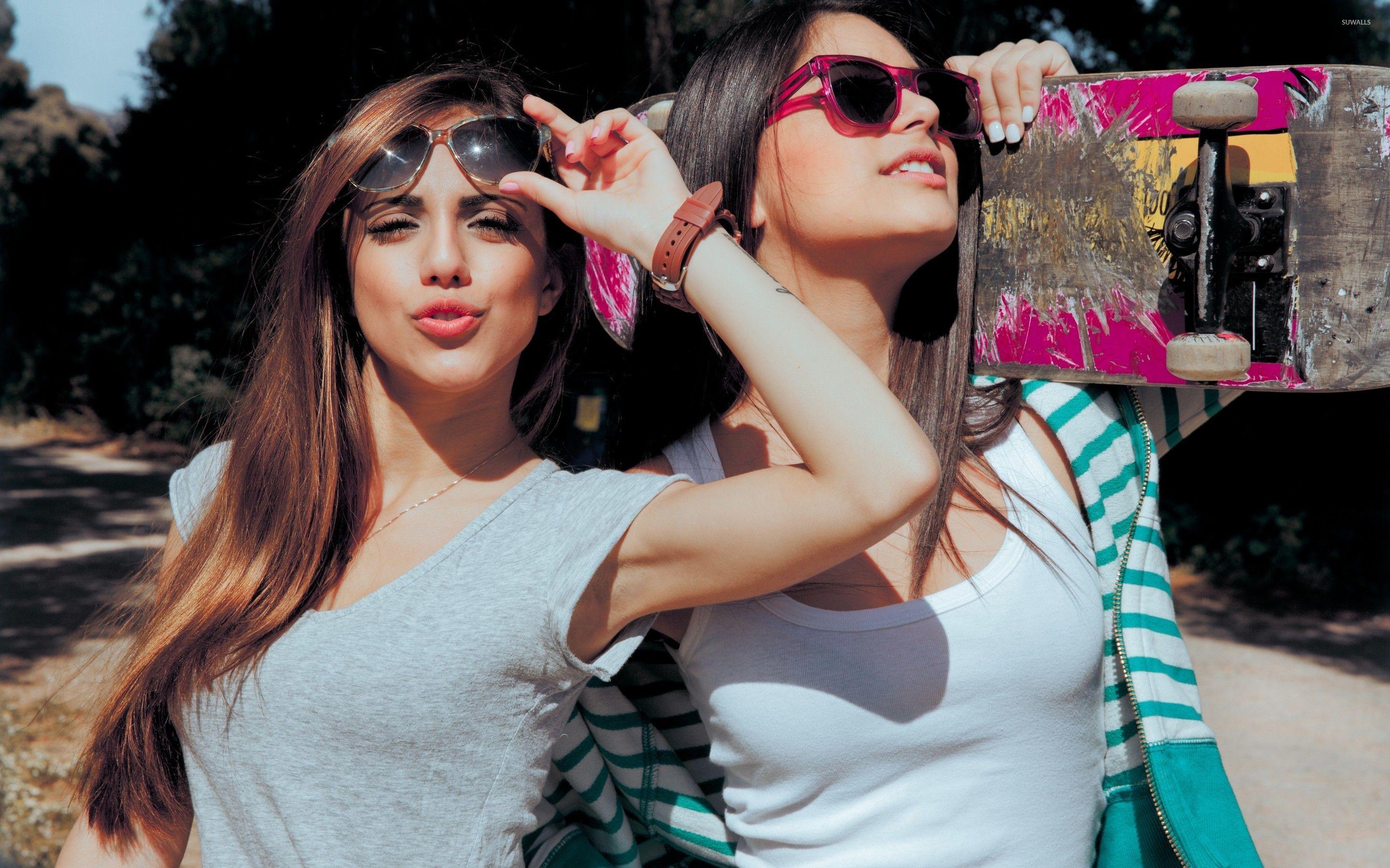 2880x1800 Beautiful girls with sunglasses wallpaper wallpaper