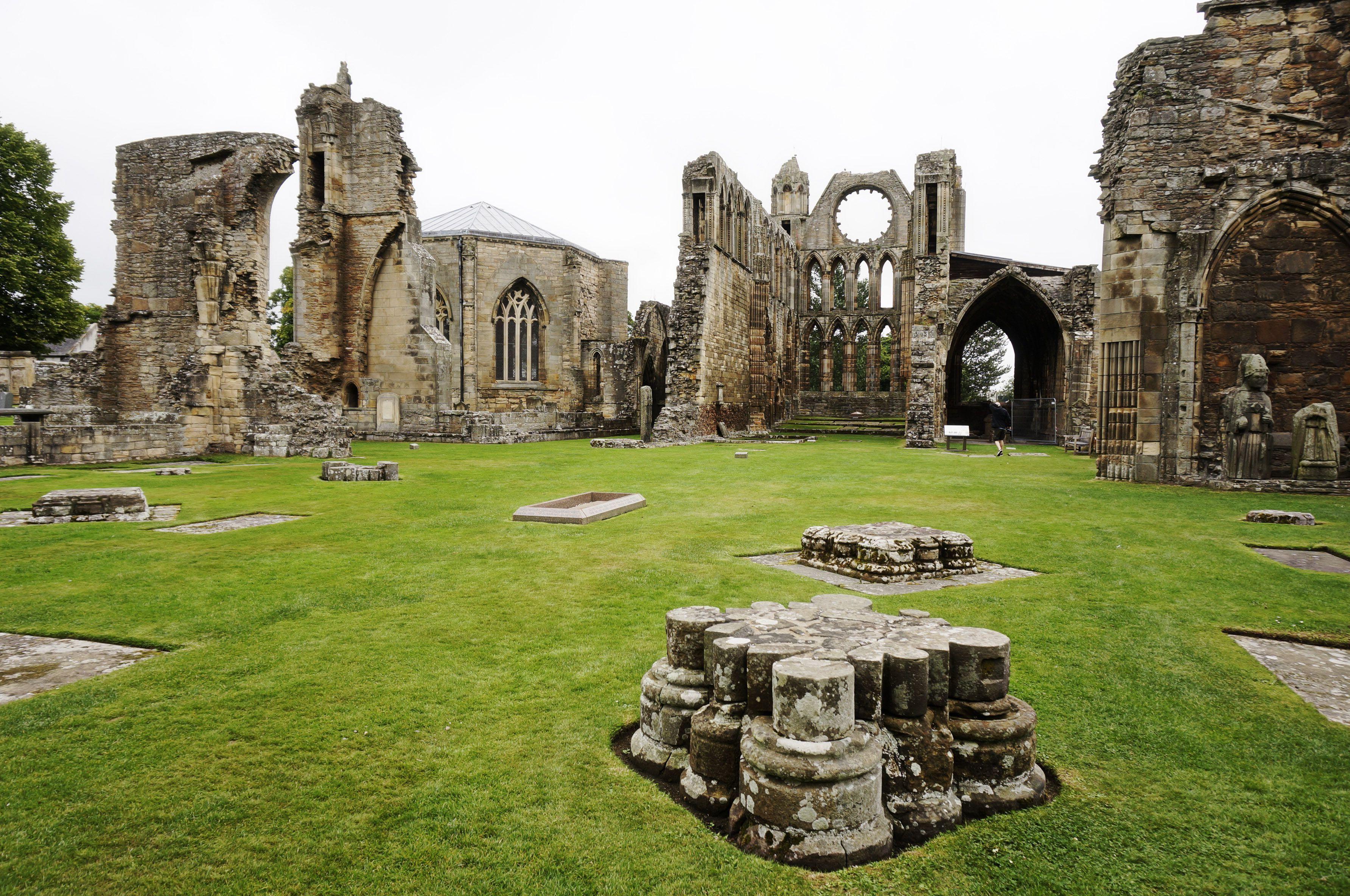 3568x2368 Castle Ruins by the Sea Bing Wallpaper .