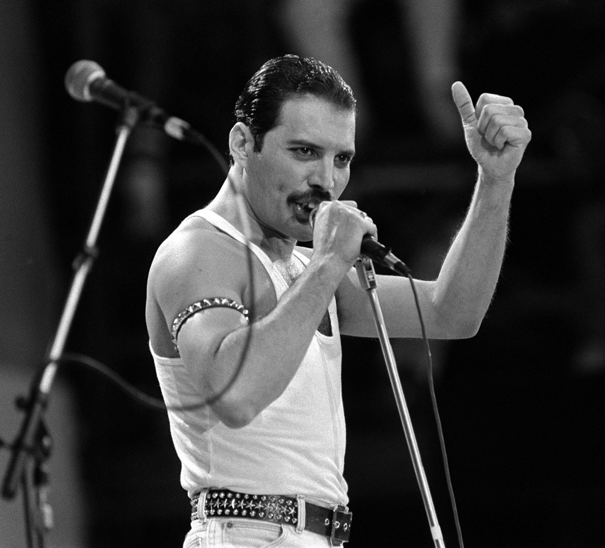 2098x1902 Freddie Mercury at Live Aid .