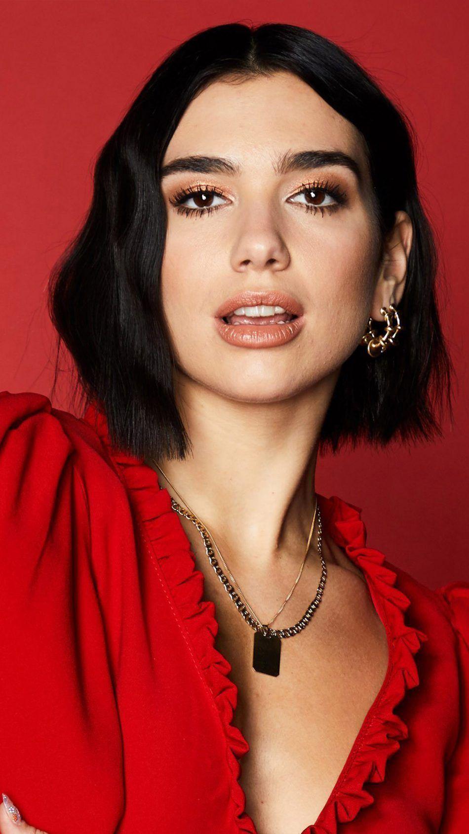 950x1689 Dua Lipa In Red Dress 2019. Cabelo preto curto, Fotografia rosto, Deus da beleza