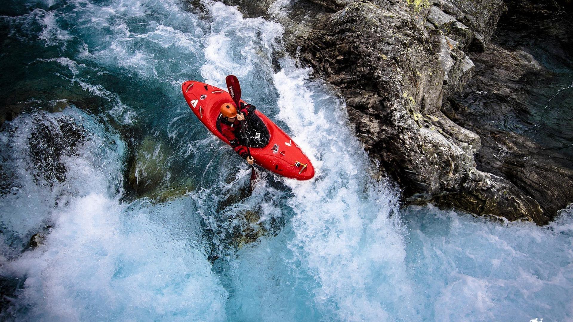 Tìm kiếm những trải nghiệm thử thách và đầy kích thích? Hãy xem hình nền Whitewater Kayaking để ngắm nhìn những màn đua thuyền trên những dòng sông đầy thử thách. Hình ảnh này sẽ mang đến cho bạn niềm hứng khởi và sự thử thách đầy kích thích.