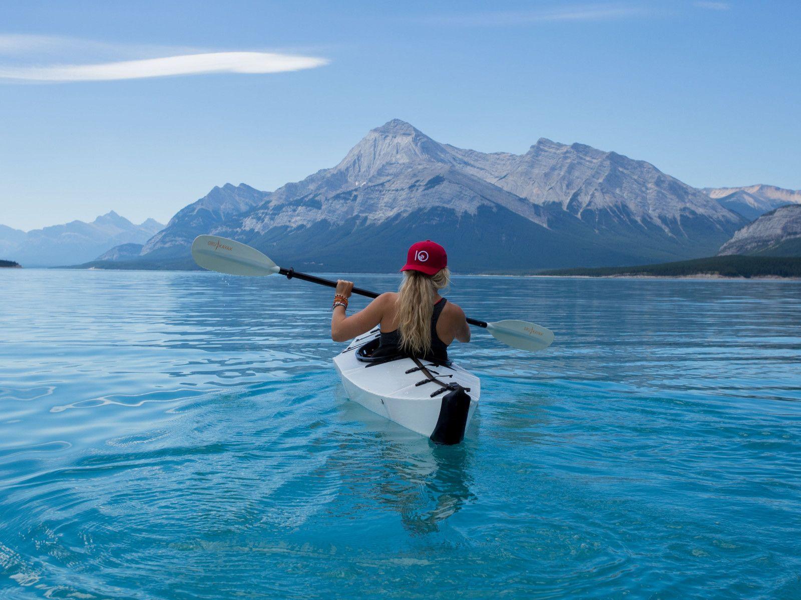 1600x1200 Download wallpaper: Trip with kayak on lake 1600x1200