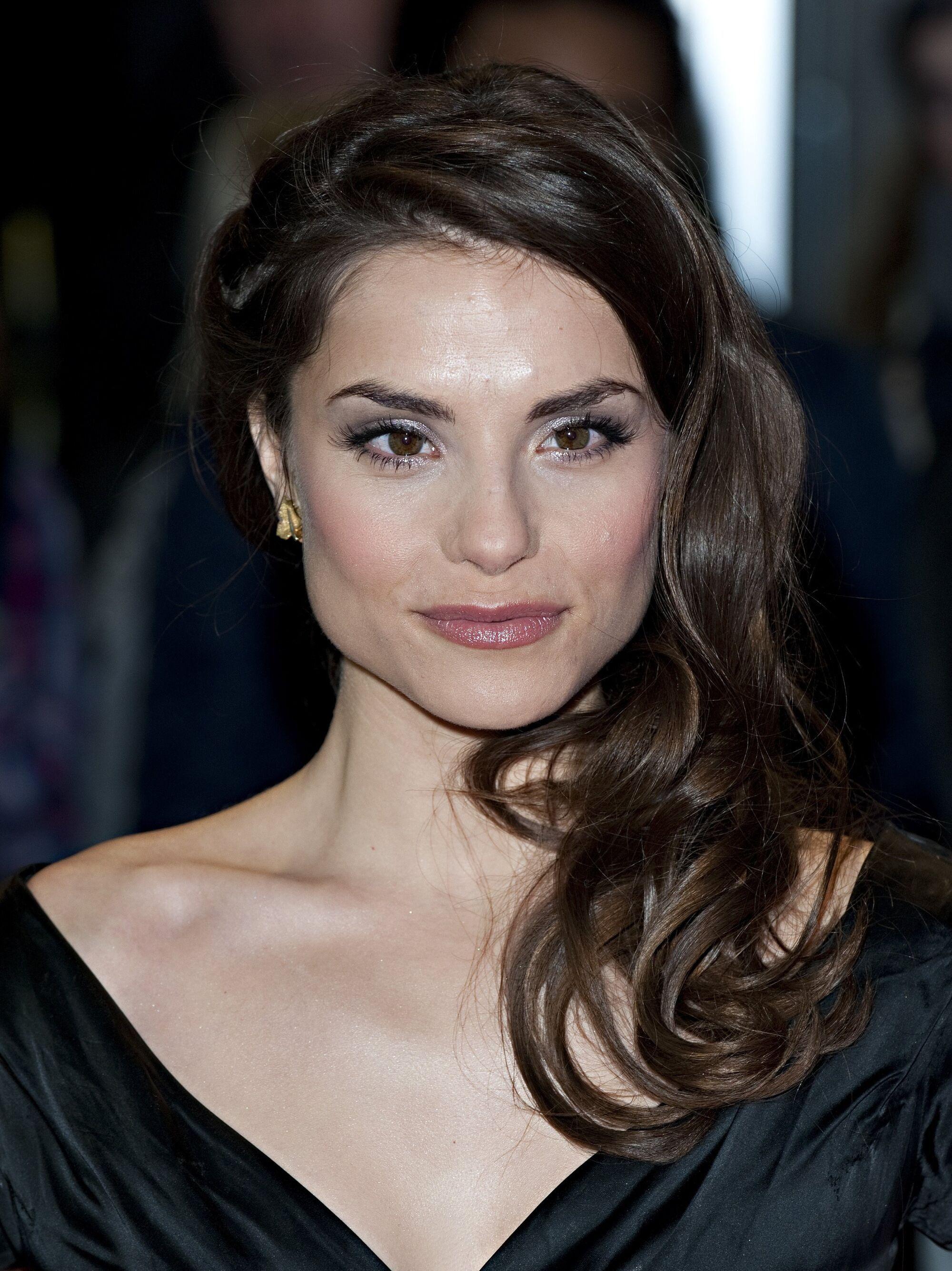 2000x2669 Charlotte Riley Cross Eyed .
