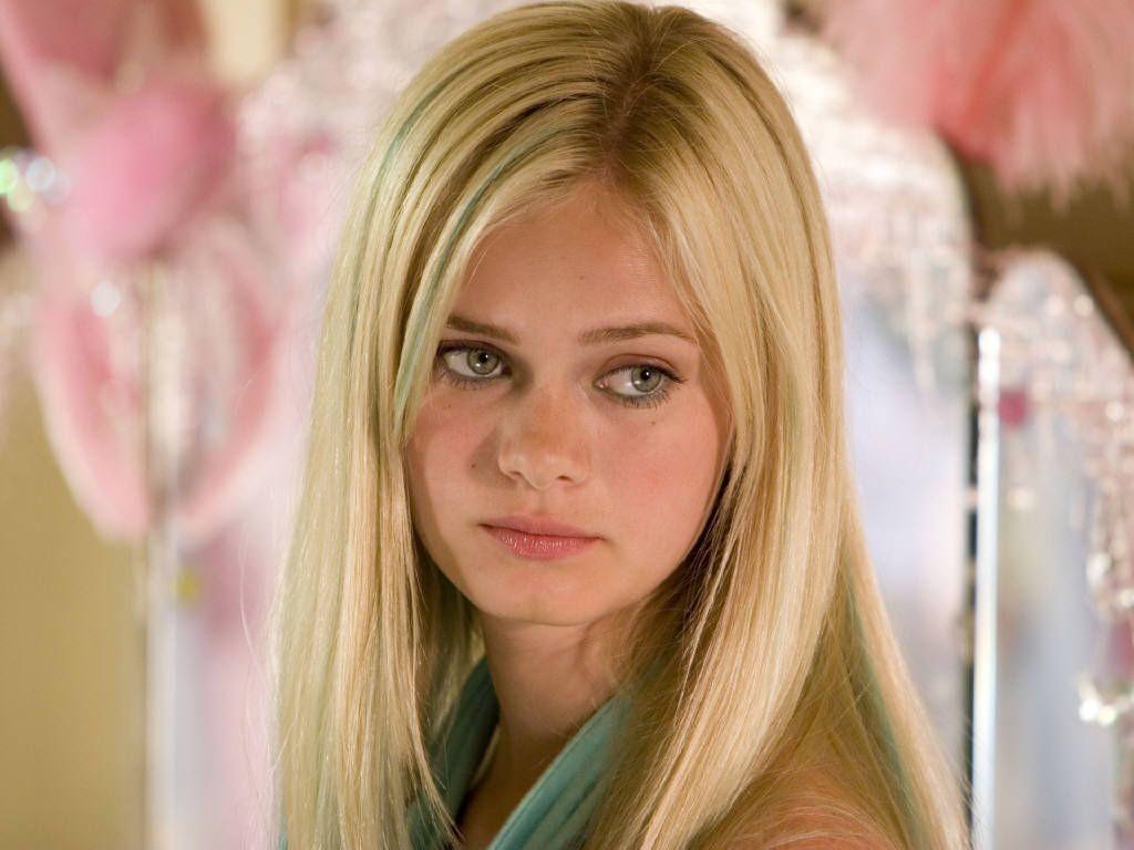 1024x768 Sara Paxton Wallpaper
