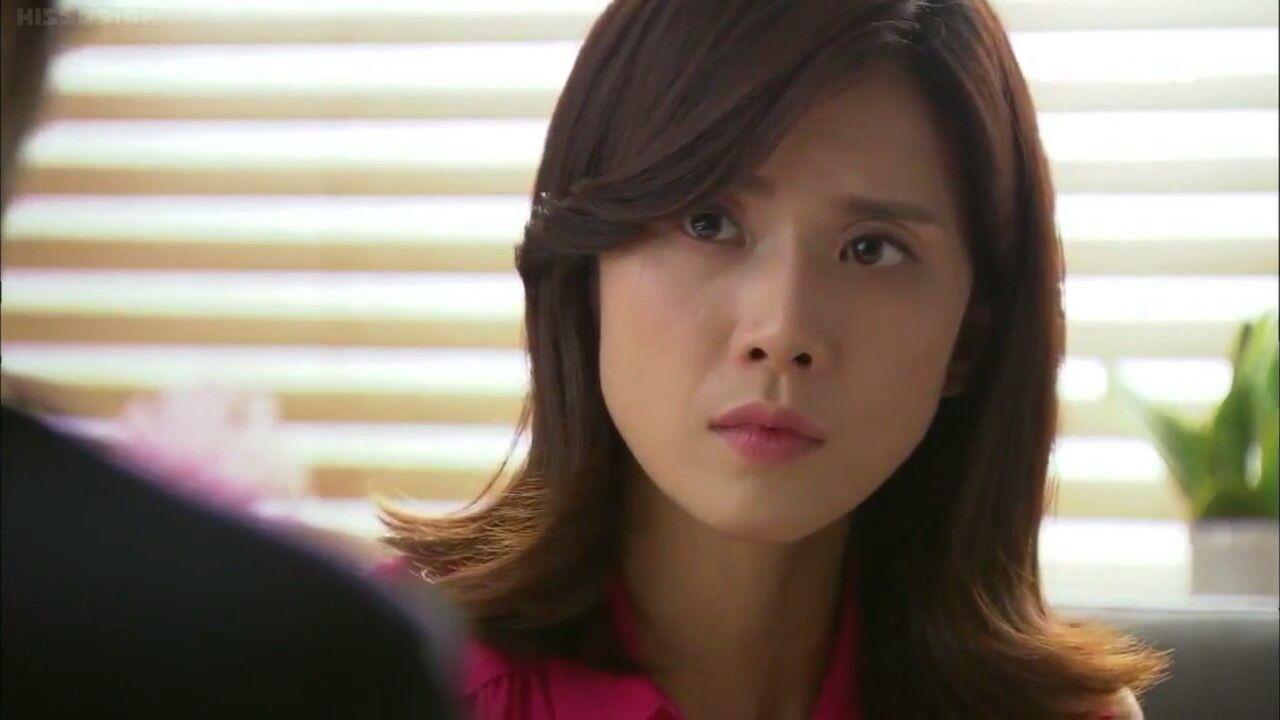 1280x720 Lee Bo Young Wallpaper
