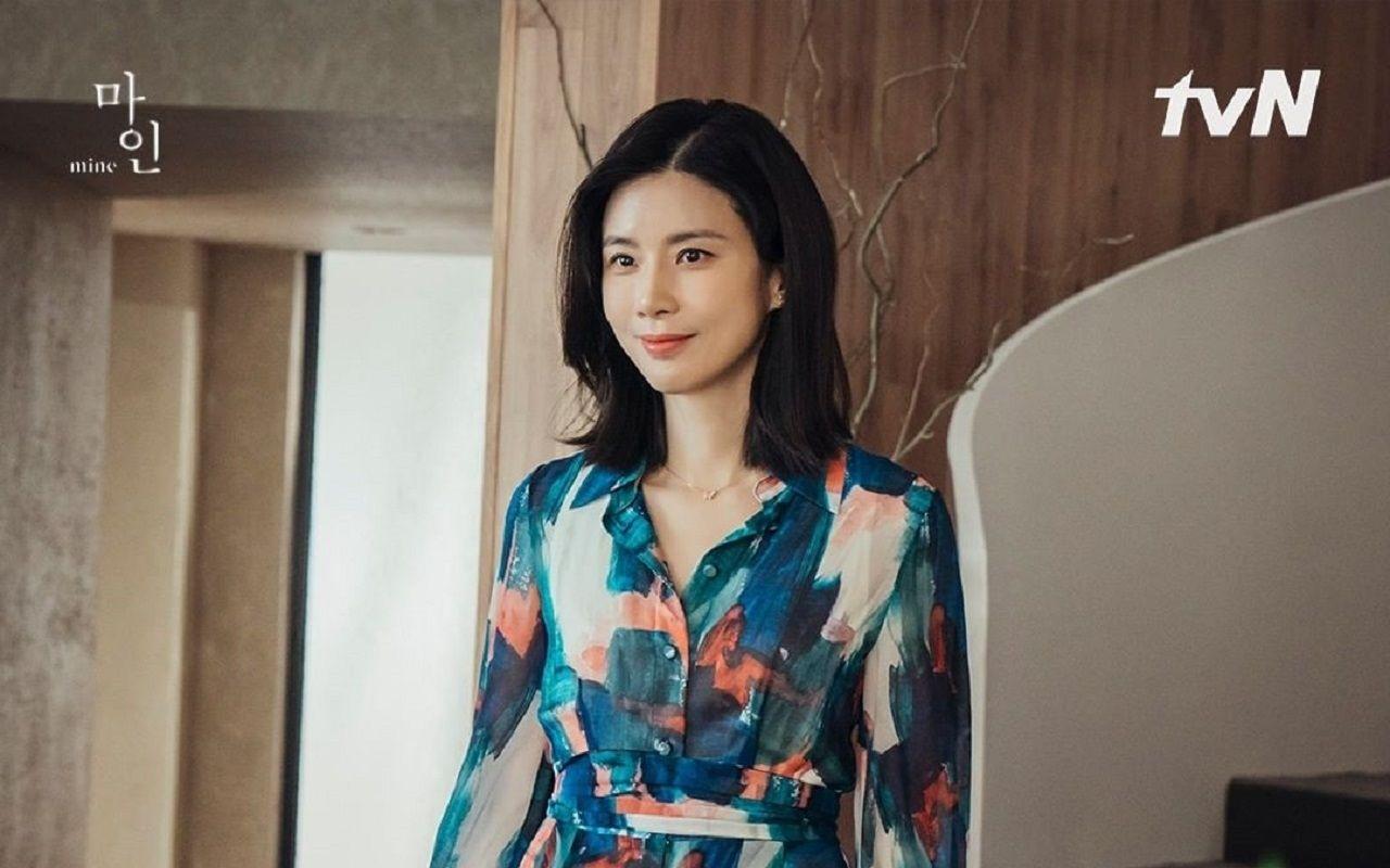 1280x800 Lee Bo Young Looks Elegant As A Conglomerate Son In Law In 'Mine', His Acting Skills Reap Appreciation