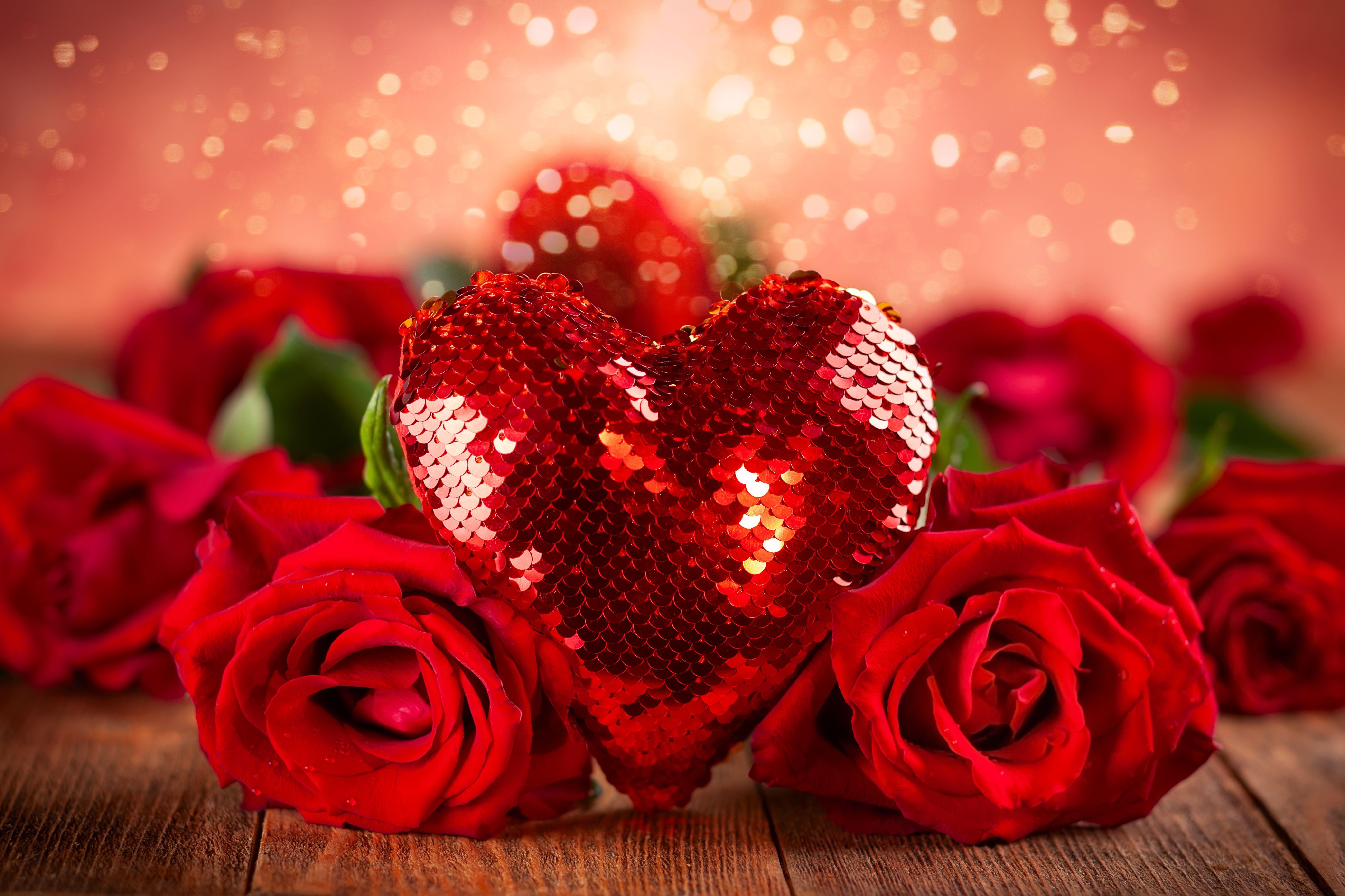 5524x3683 Big red shiny heart with a bouquet of roses Desktop wallpaper 1024x1024