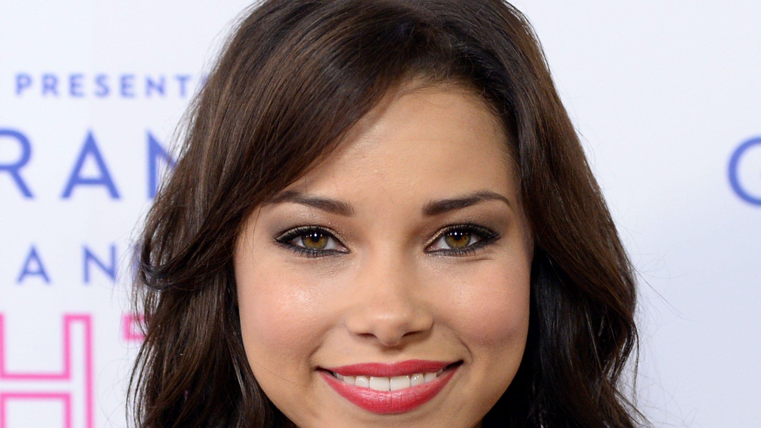 2560x1440 Jessica Parker Kennedy Wallpaper