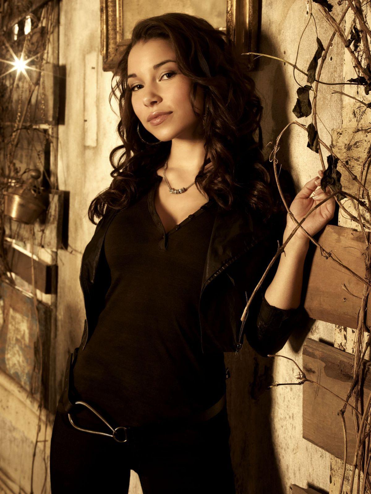 1200x1600 Jessica Parker Kennedy At The Secret Circle Season 1