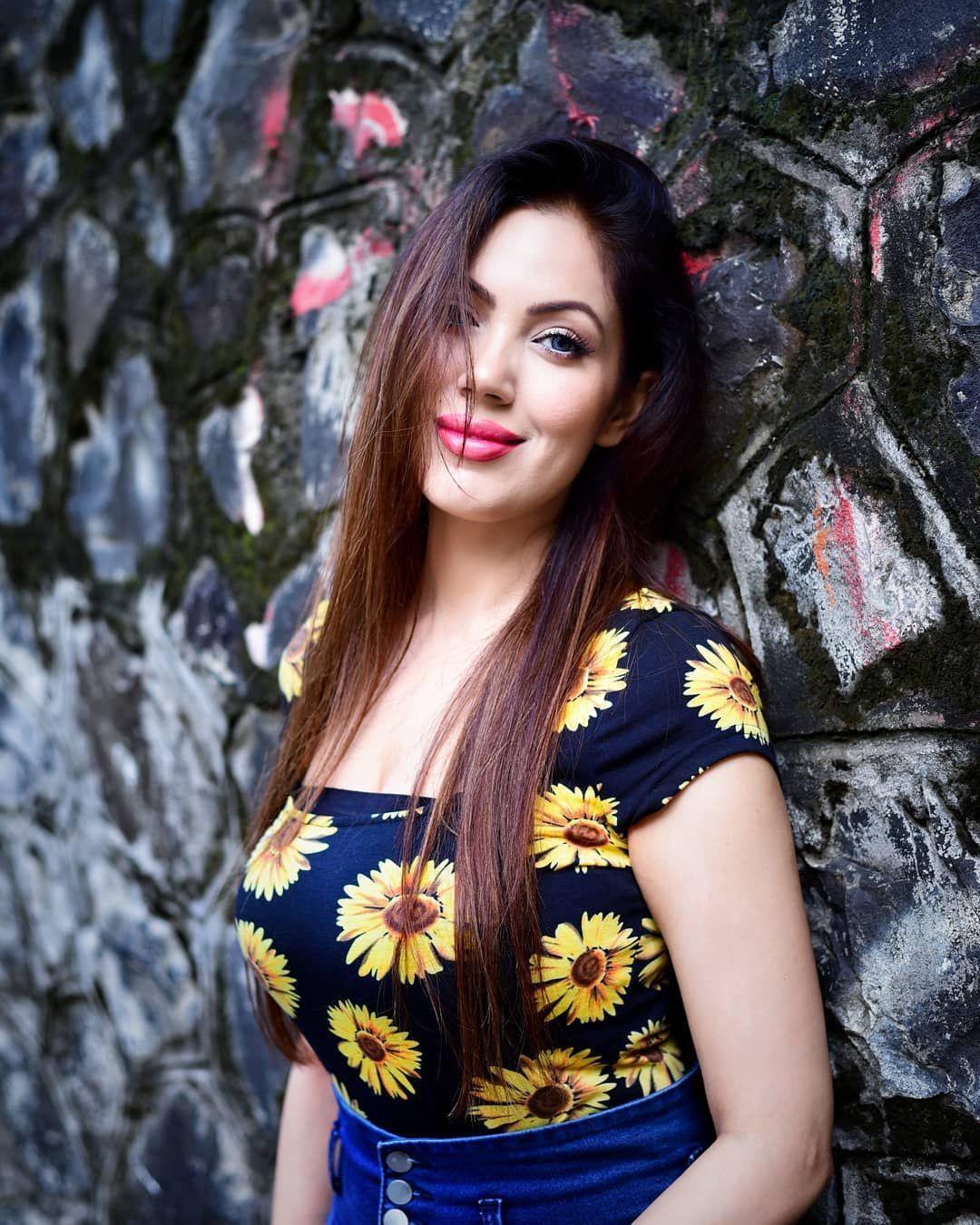 1080x1350 Munmun Dutta Wallpaper
