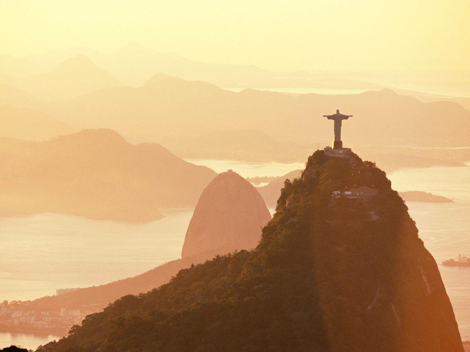 1600x1200 Christ The Redeemer Rio De Janeiro Brazil Sunlight Mountains Beige Wallpaper:1600x1200