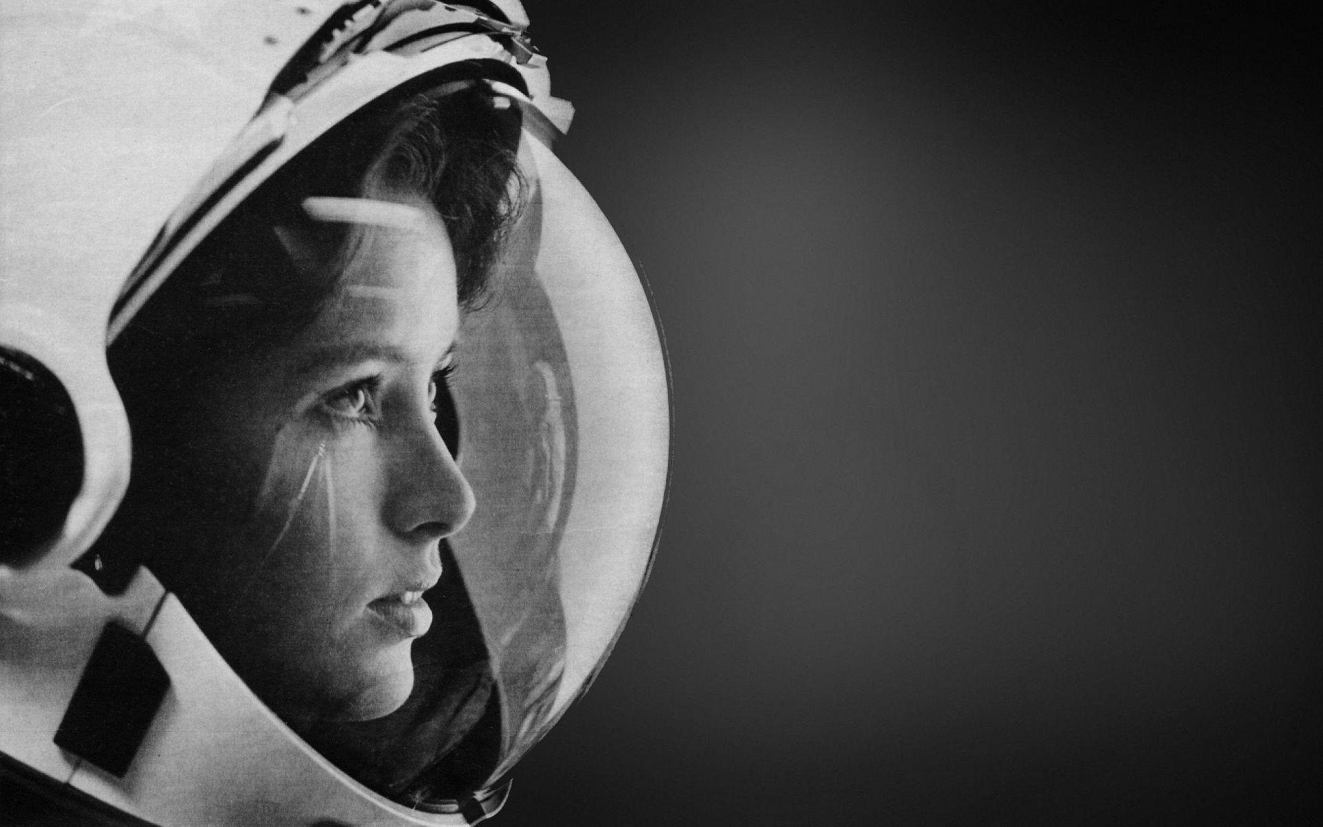 1920x1200 Astronaut Women Wallpaper