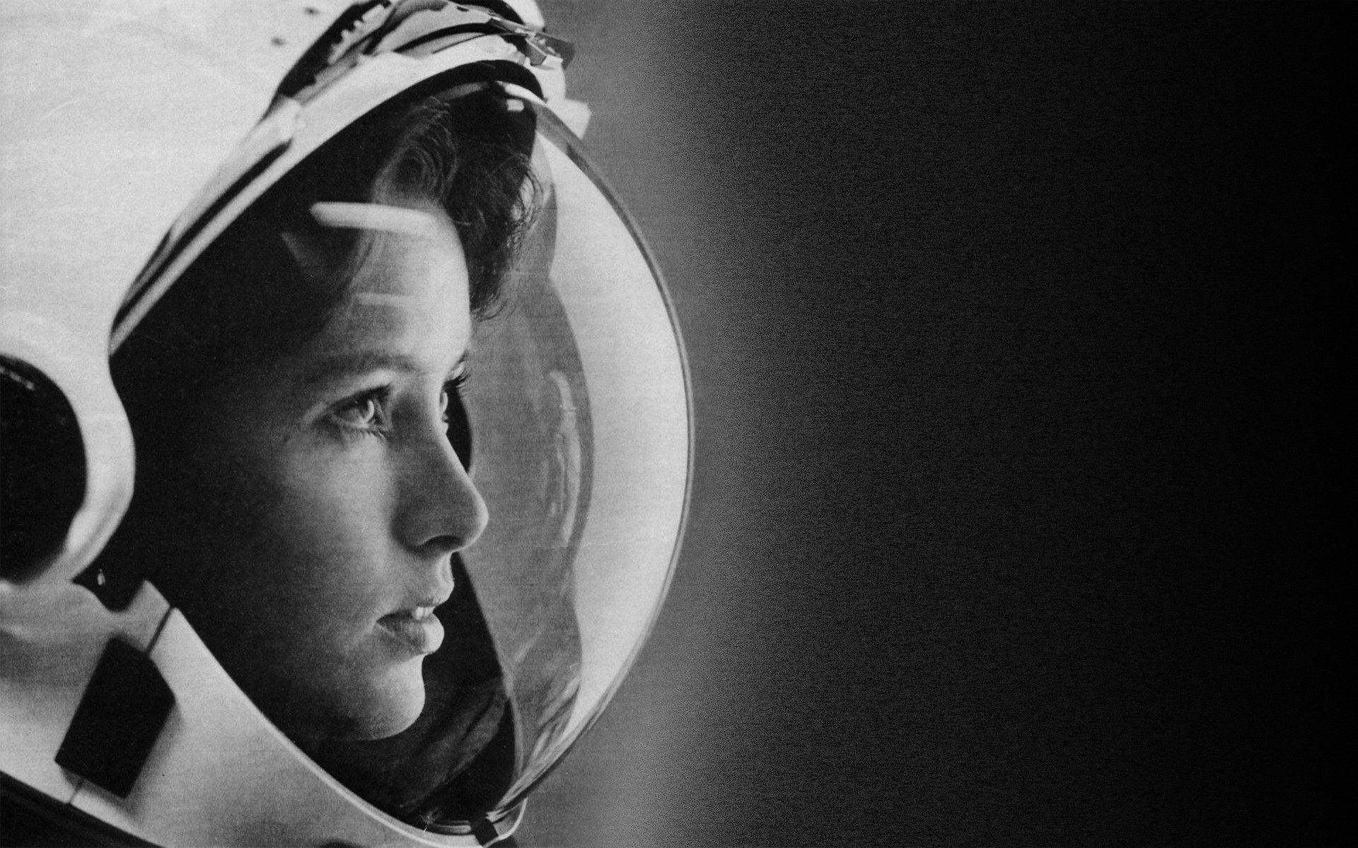 1920x1200 #Anna Lee Fisher, #NASA, #space, #face, #women, #spacesuit, #monochrome, #astronaut, wallpaper. Mocah HD Wallpaper