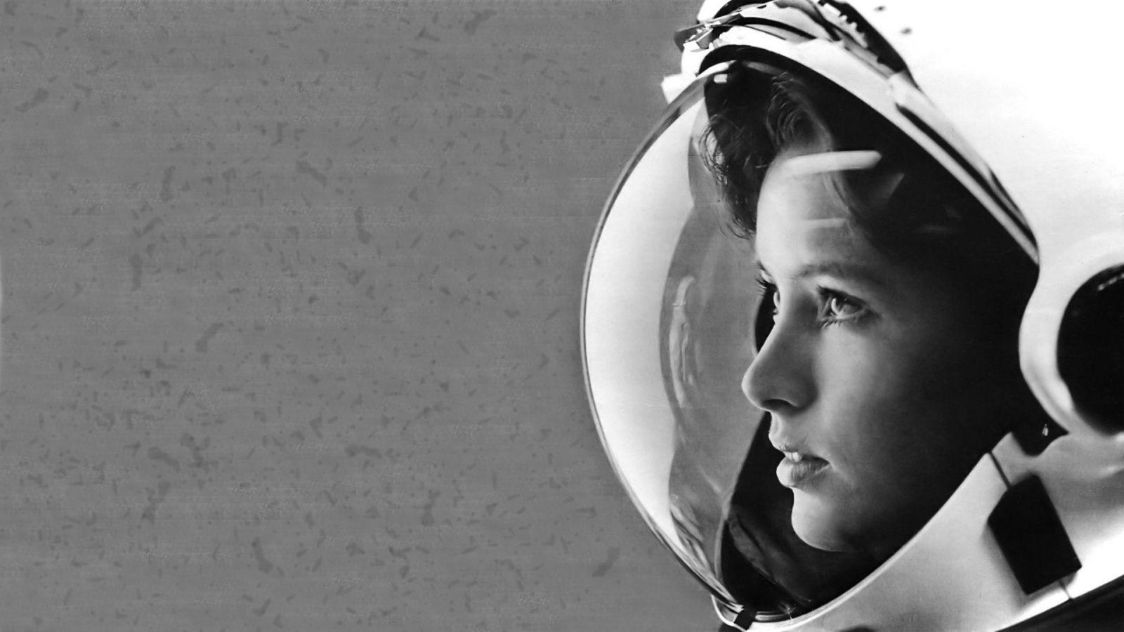 1600x900 Black and white photo of a girl astronaut Desktop wallpaper 1600x900