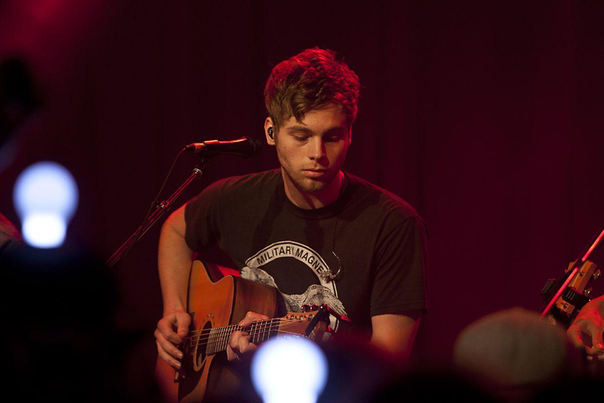 1199x800 Luke Hemmings Wallpaper