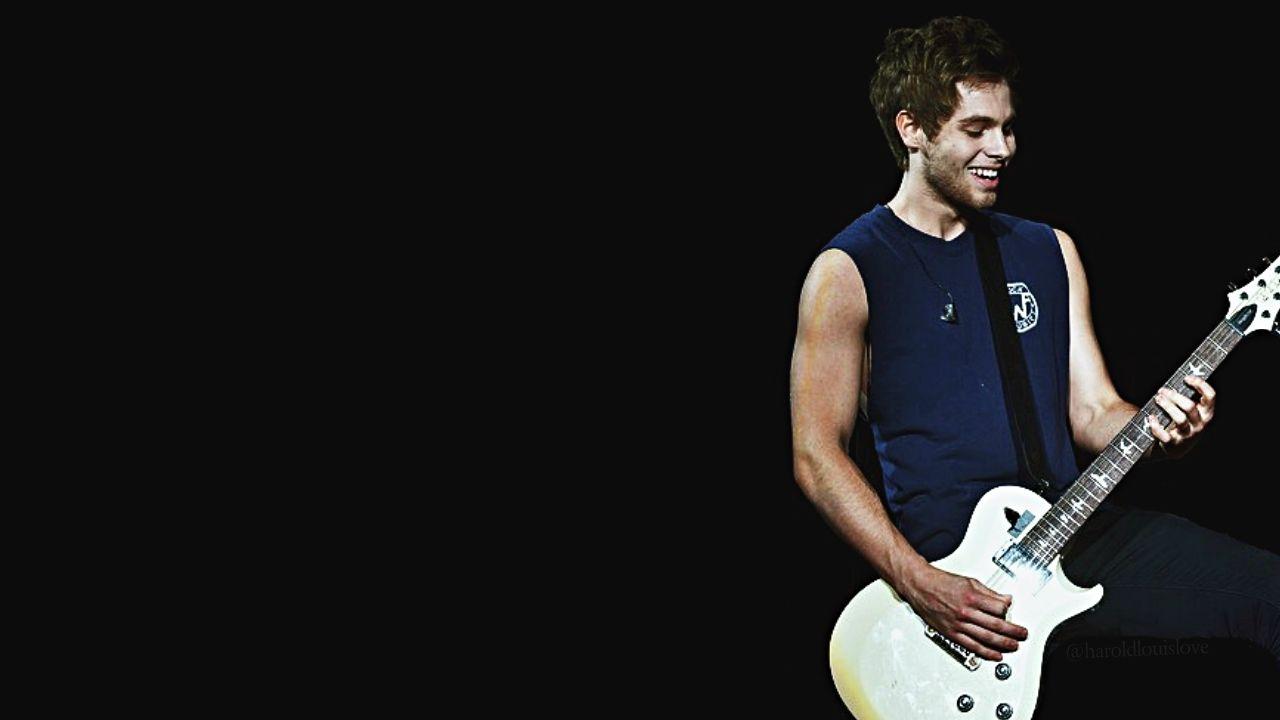 1280x720 Luke Hemmings Playing Guitar