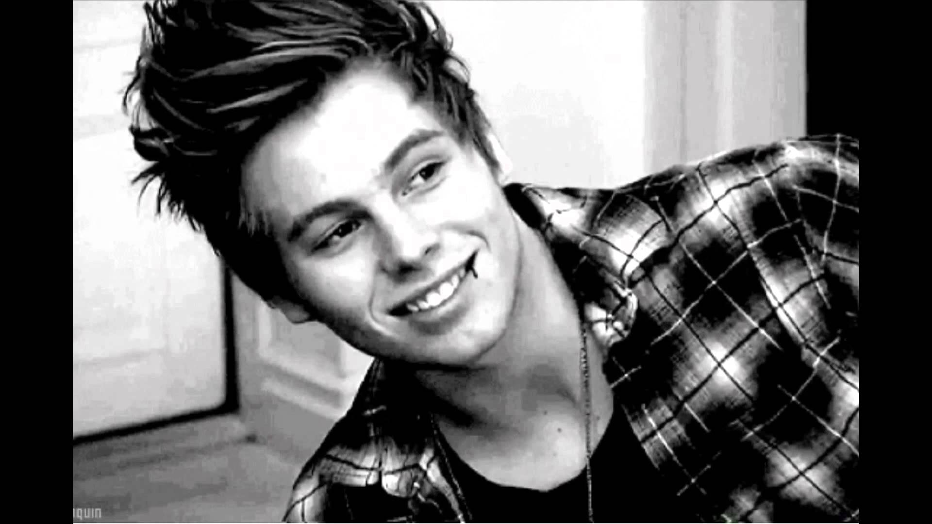 1920x1080 Luke Hemmings Wallpaper