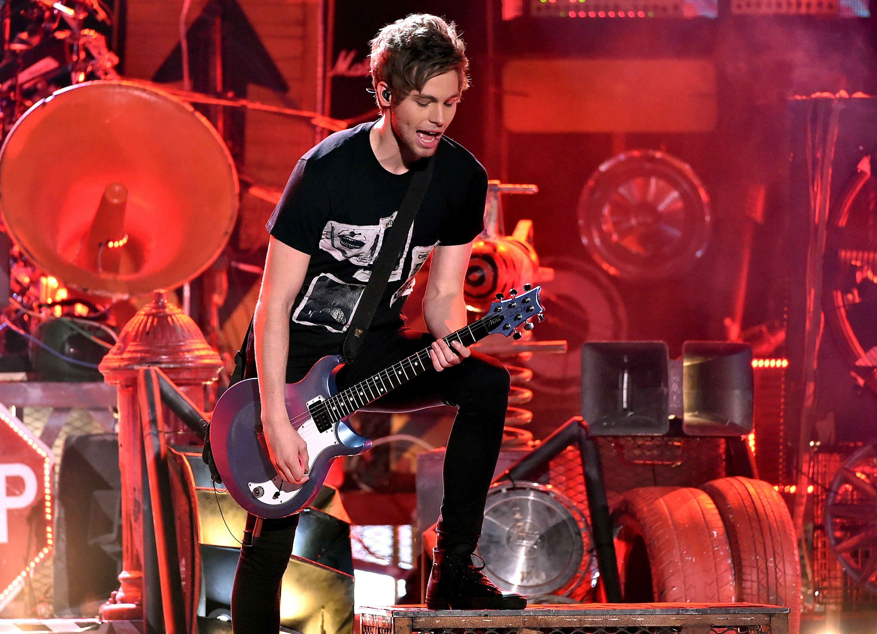 3000x2168 She S Kinda Hot