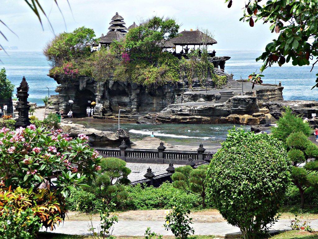 1024x768 Tanah Lot Temple
